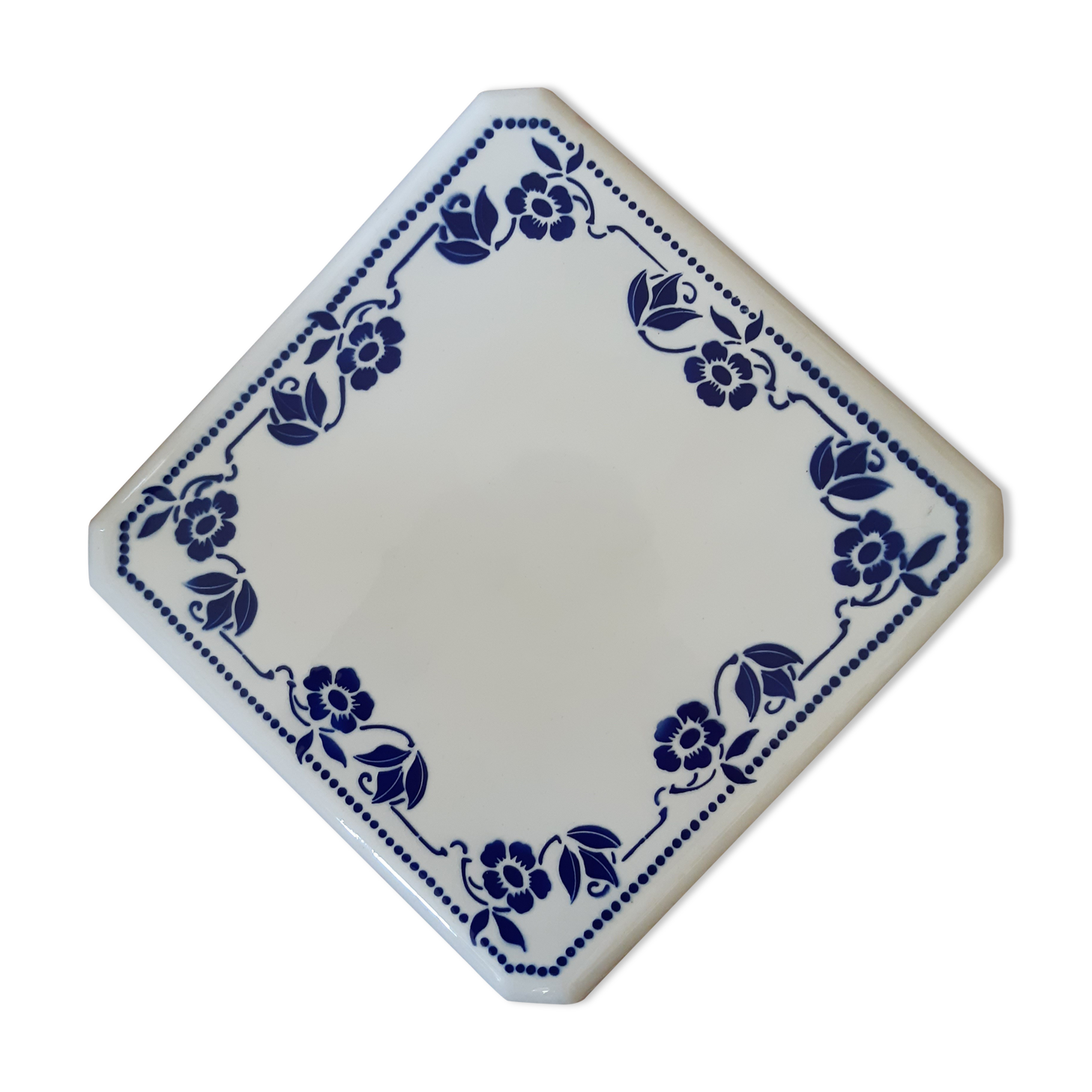 Under the plate of earthenware