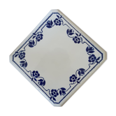Under the plate of earthenware