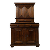 Buffet en cabinet a deux corps en noyer mouluré – Époque Louis XIII