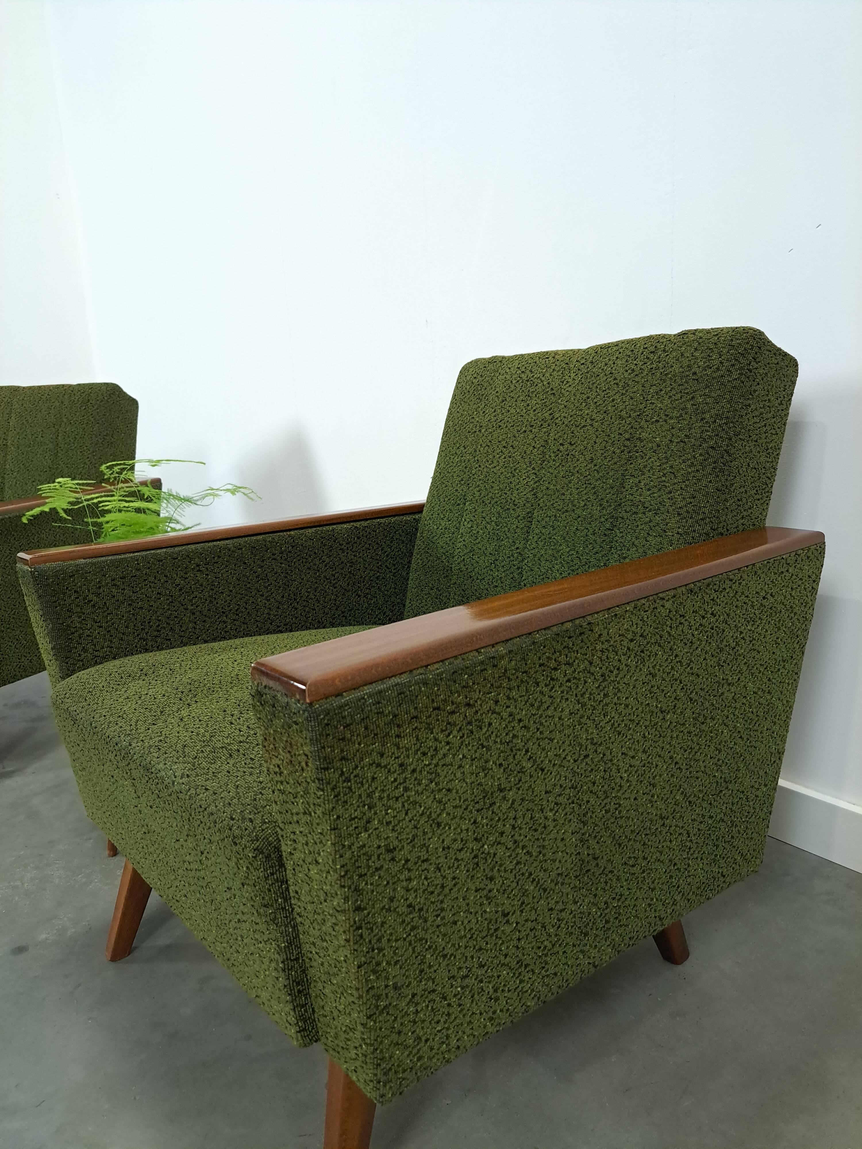 Fauteuil vert avec dossier en bois de teck