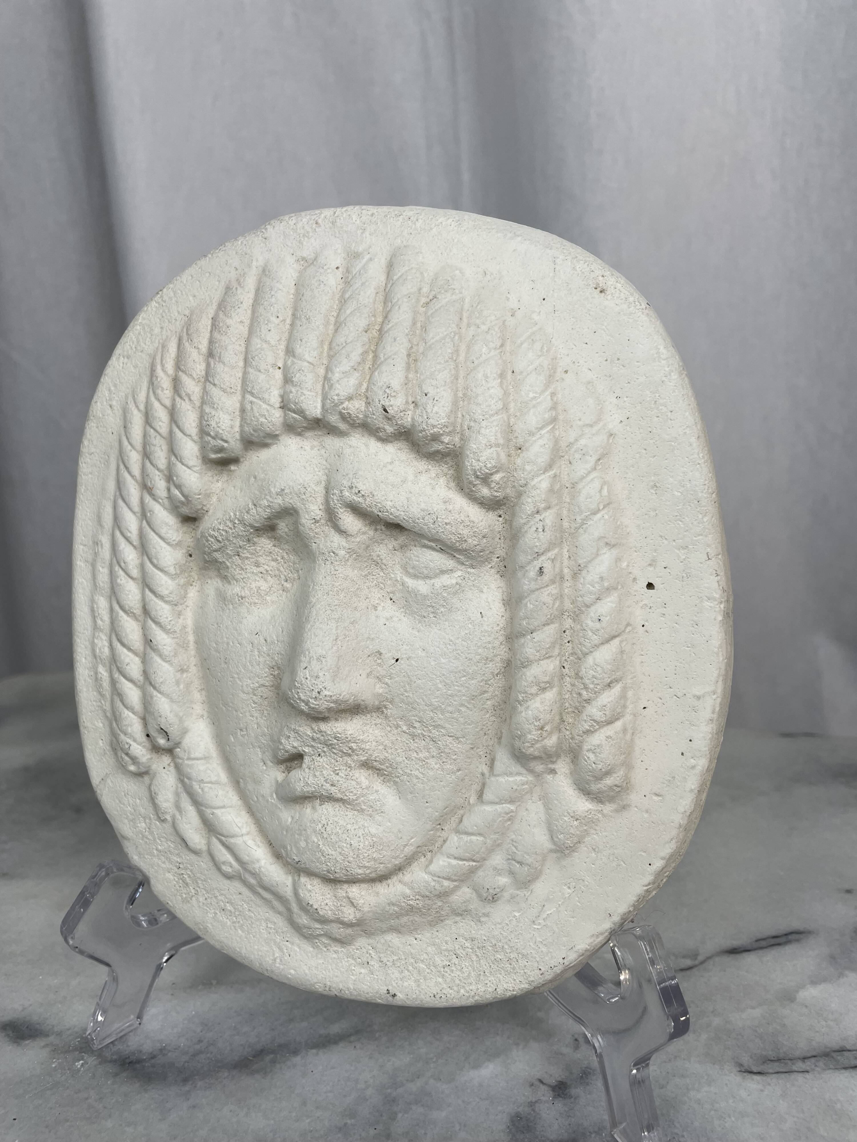 Masque de style visage en bas-relief antique