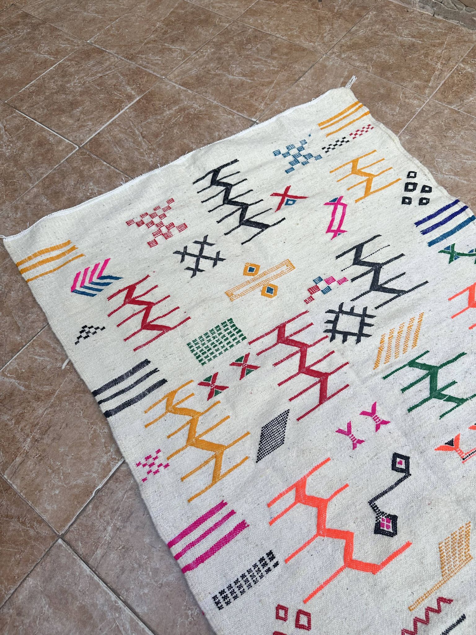 Tapis berbère marocain en laine tissée à la main