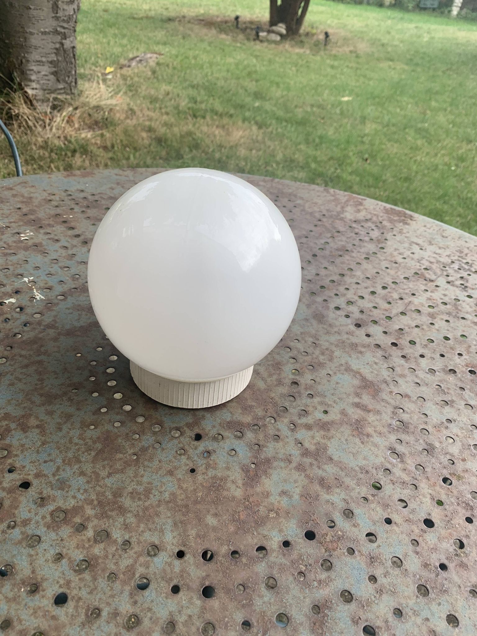 Plafonnier, globe boule en opaline blanche, avec basé, vintage
