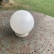 Plafonnier, globe boule en opaline blanche, avec basé, vintage
