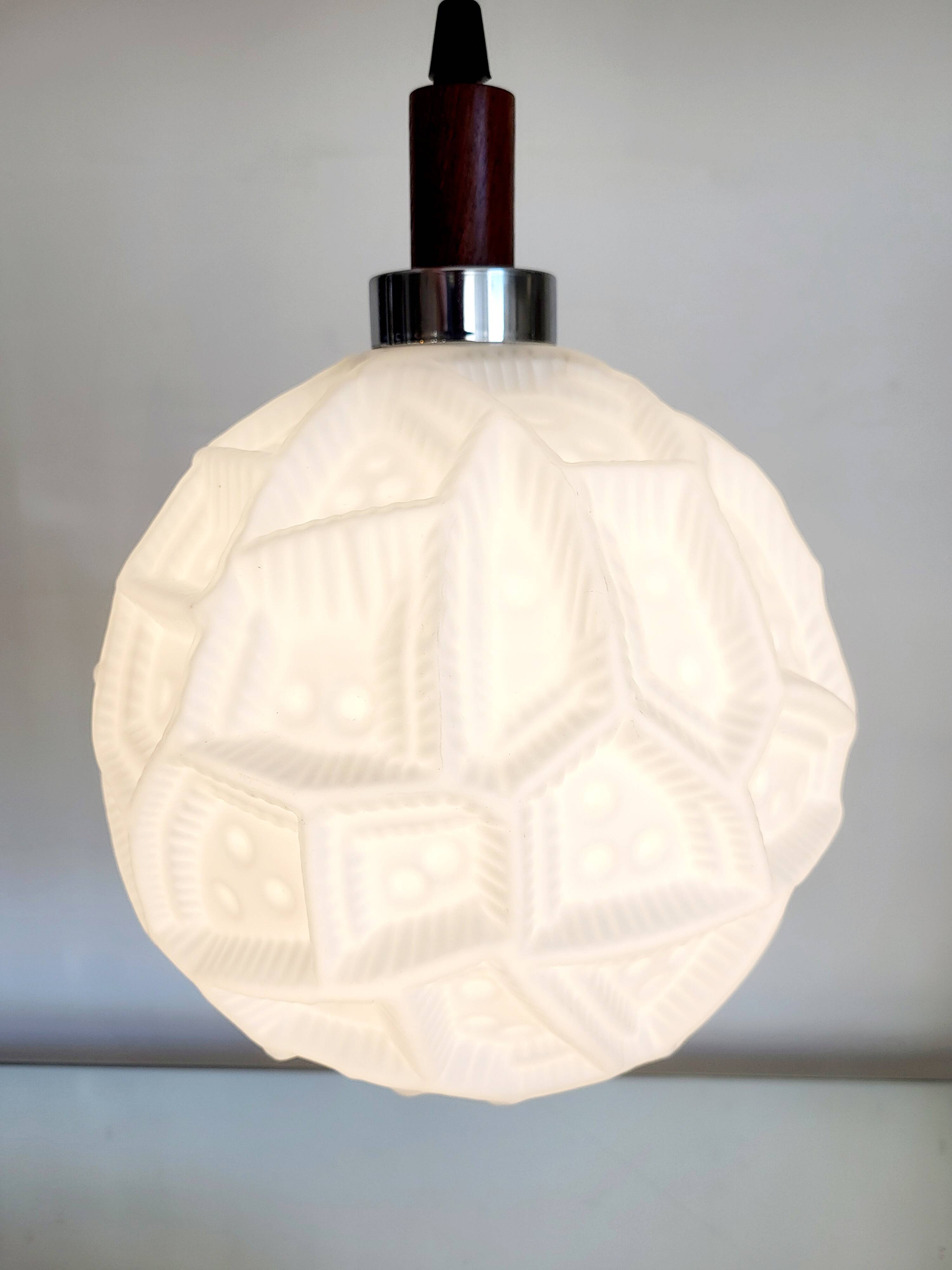 Lampe à suspension vintage, vermoedelijk Peill & Putzler, verre opalin avec relief