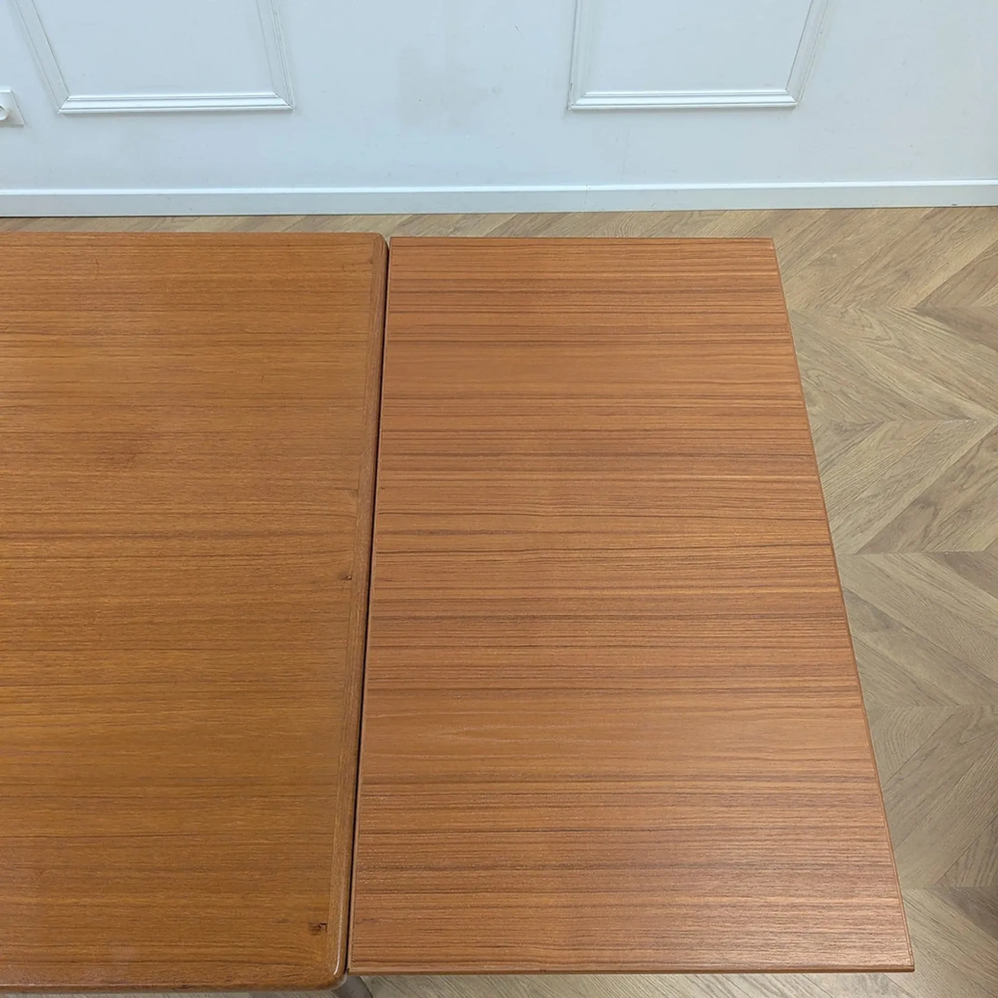 Vintage extendable dining table with 2 extensions in teak.
