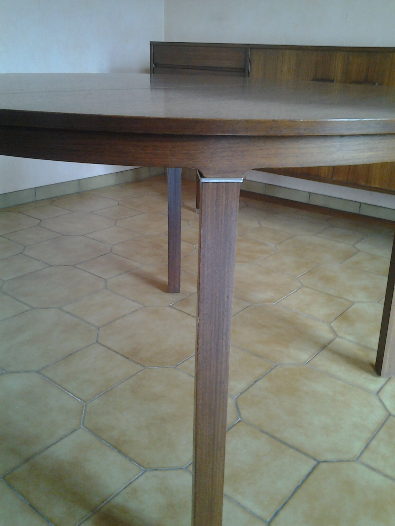 Round Scandinavian table in rosewood Roche Bobois 60s