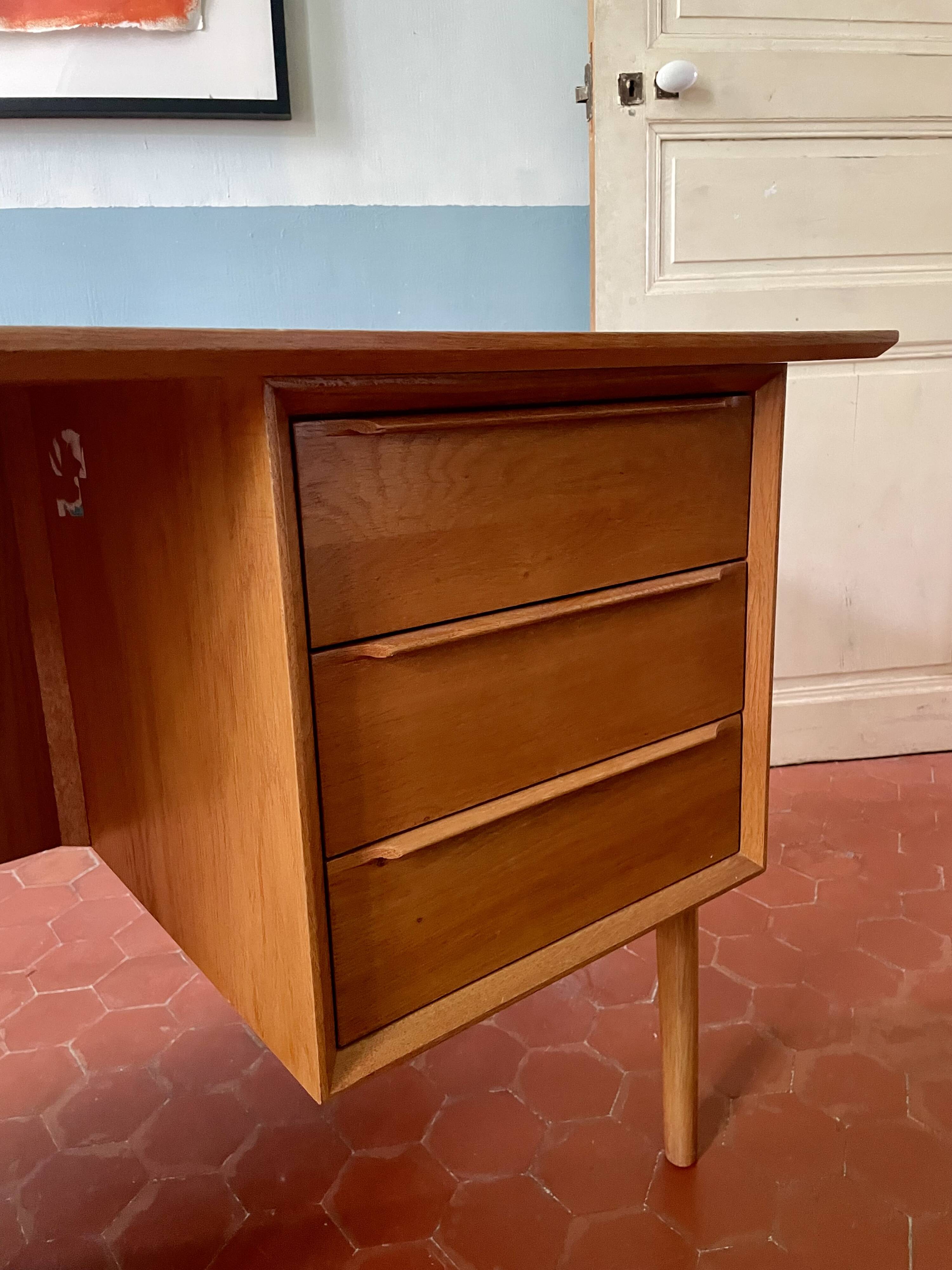 Grand bureau scandinave en bois milieu de siècle