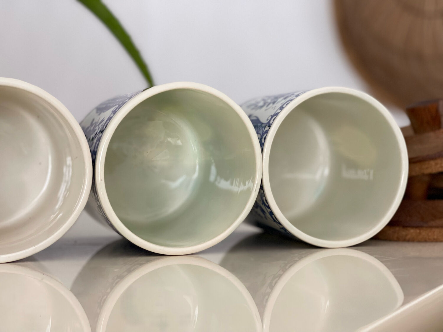 3 Delfts jars.