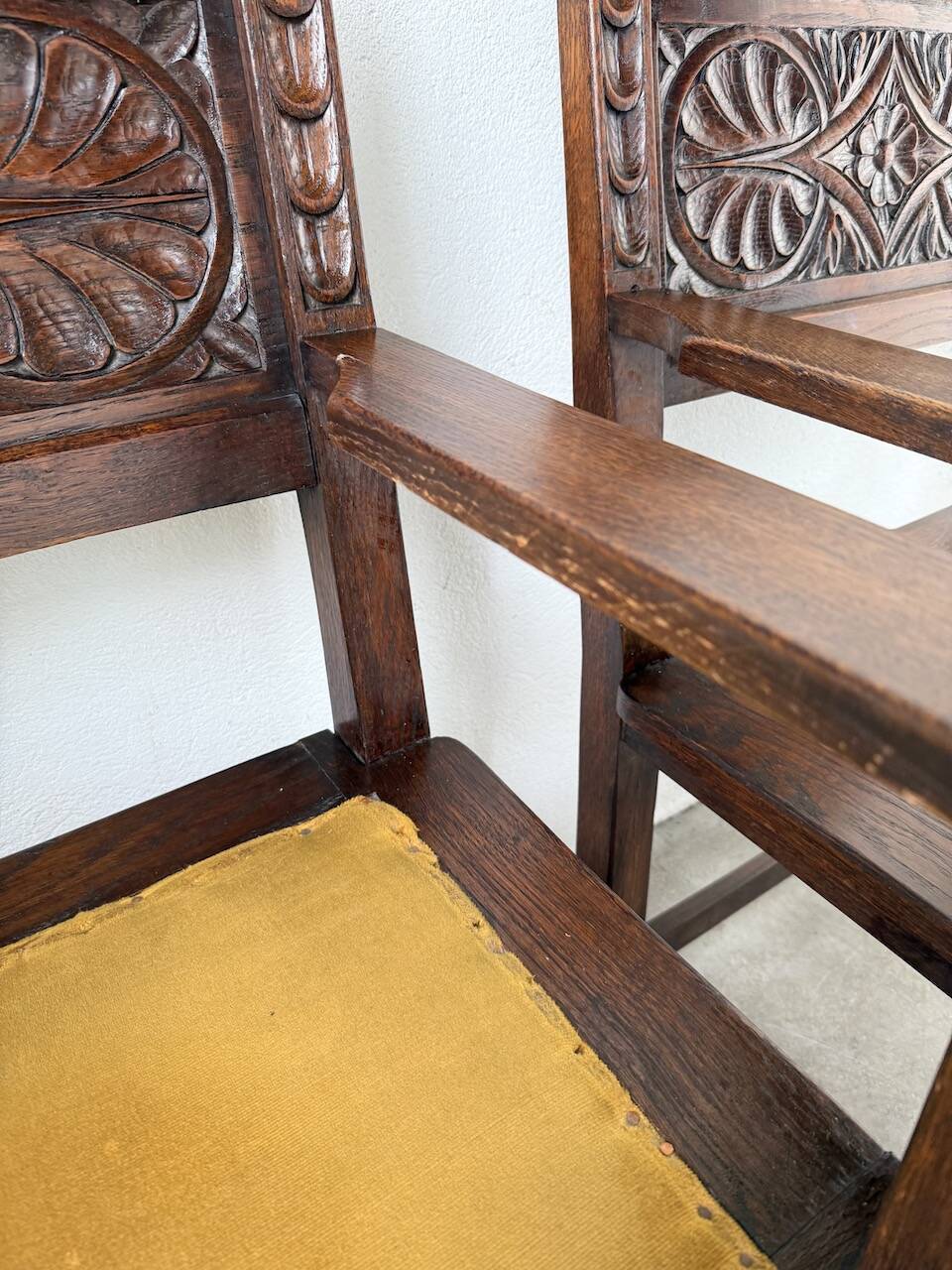 Paire de fauteuils style espagnol bois sculpté 1900
