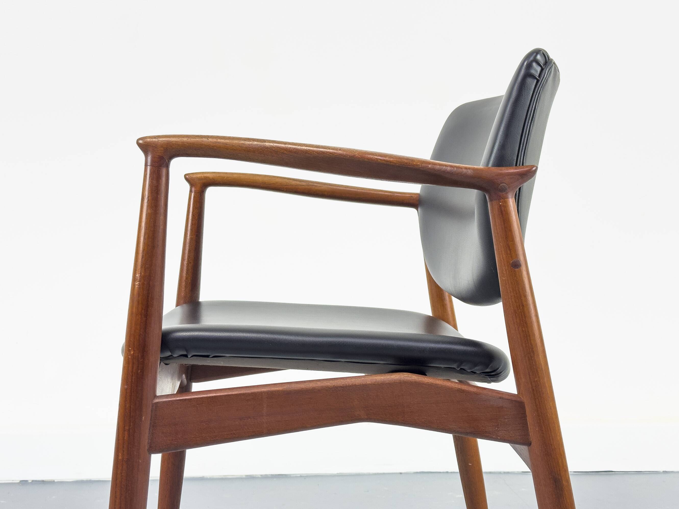 Fauteuil en teck danois par Erik Buch pour Ørum Møbelfabrik, années 1960.