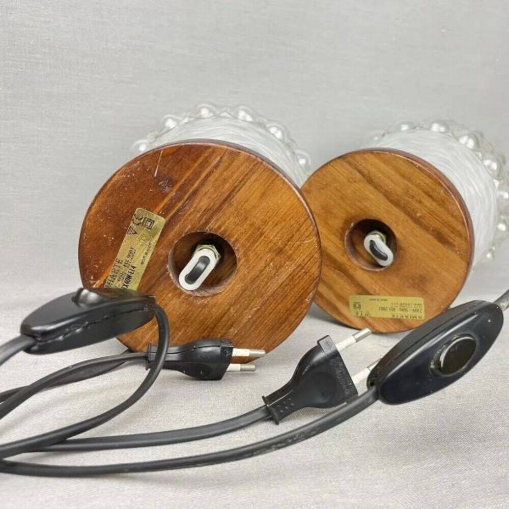 Paire de lampes de table en bois et en verre de style mid-century