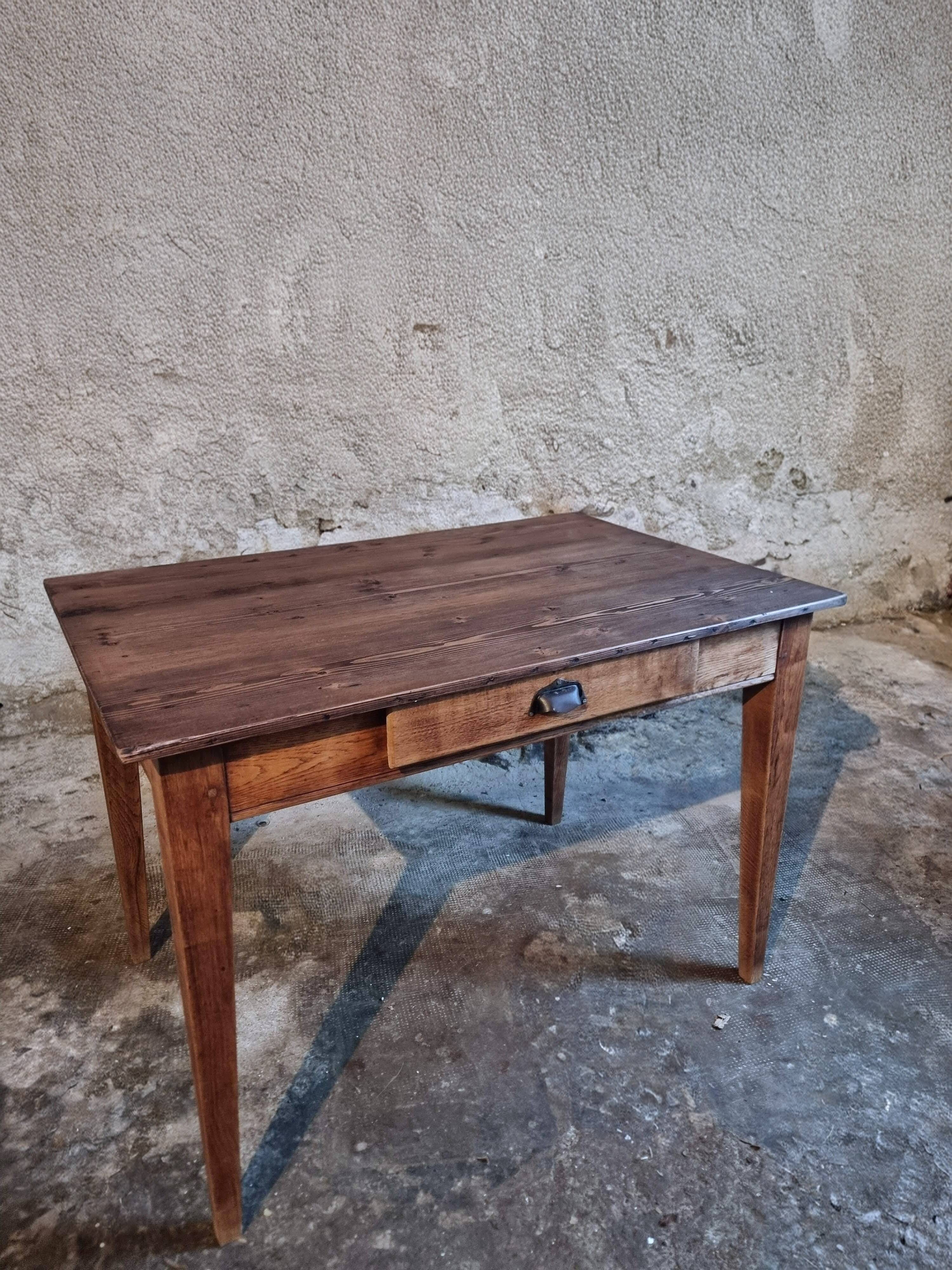 French antique table with drawer – Around 1920 – Pine top and legs.