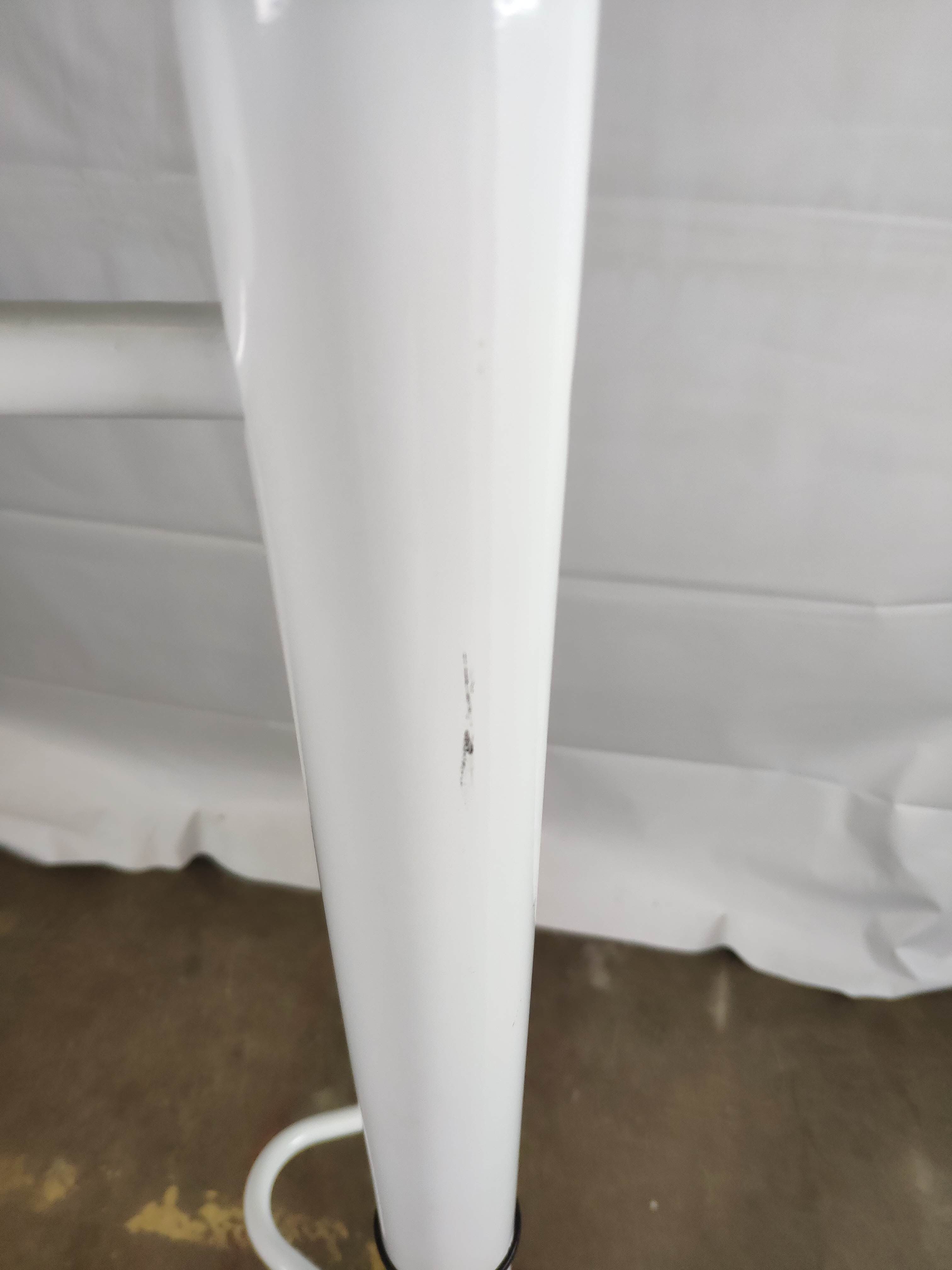 Tubecon 80s white coat door