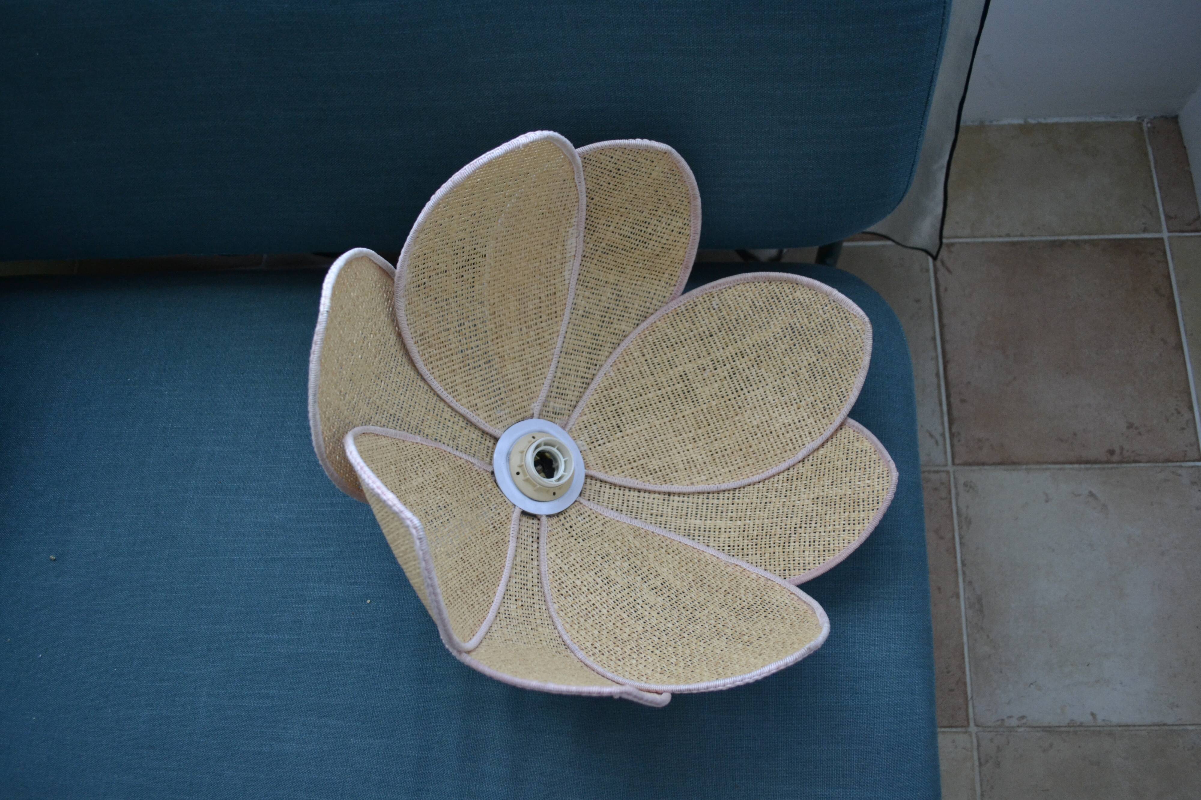 Suspension lotus flower pink gloved edges