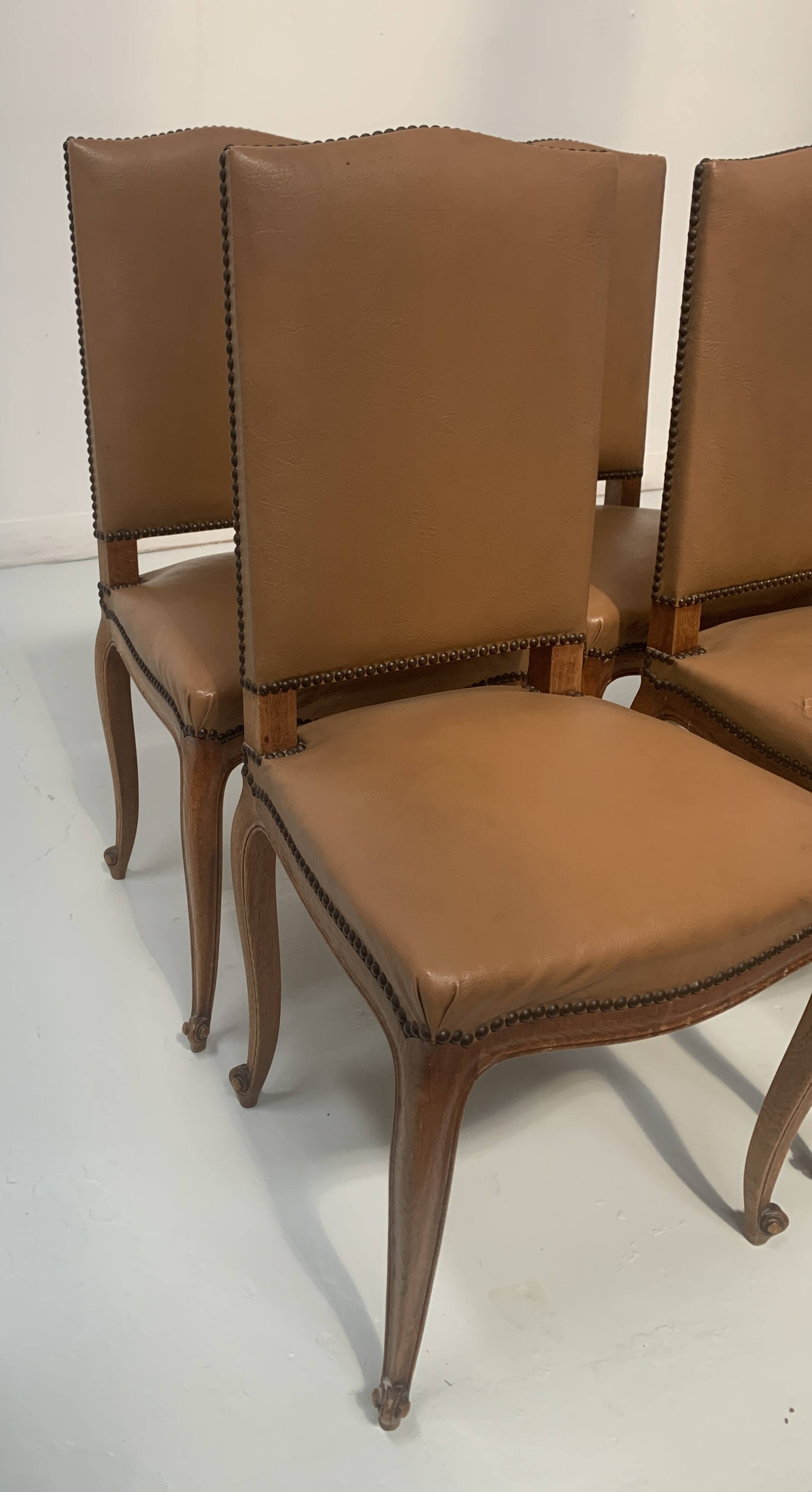 Suite de huit chaises de style Régence en chene massif XX siècle