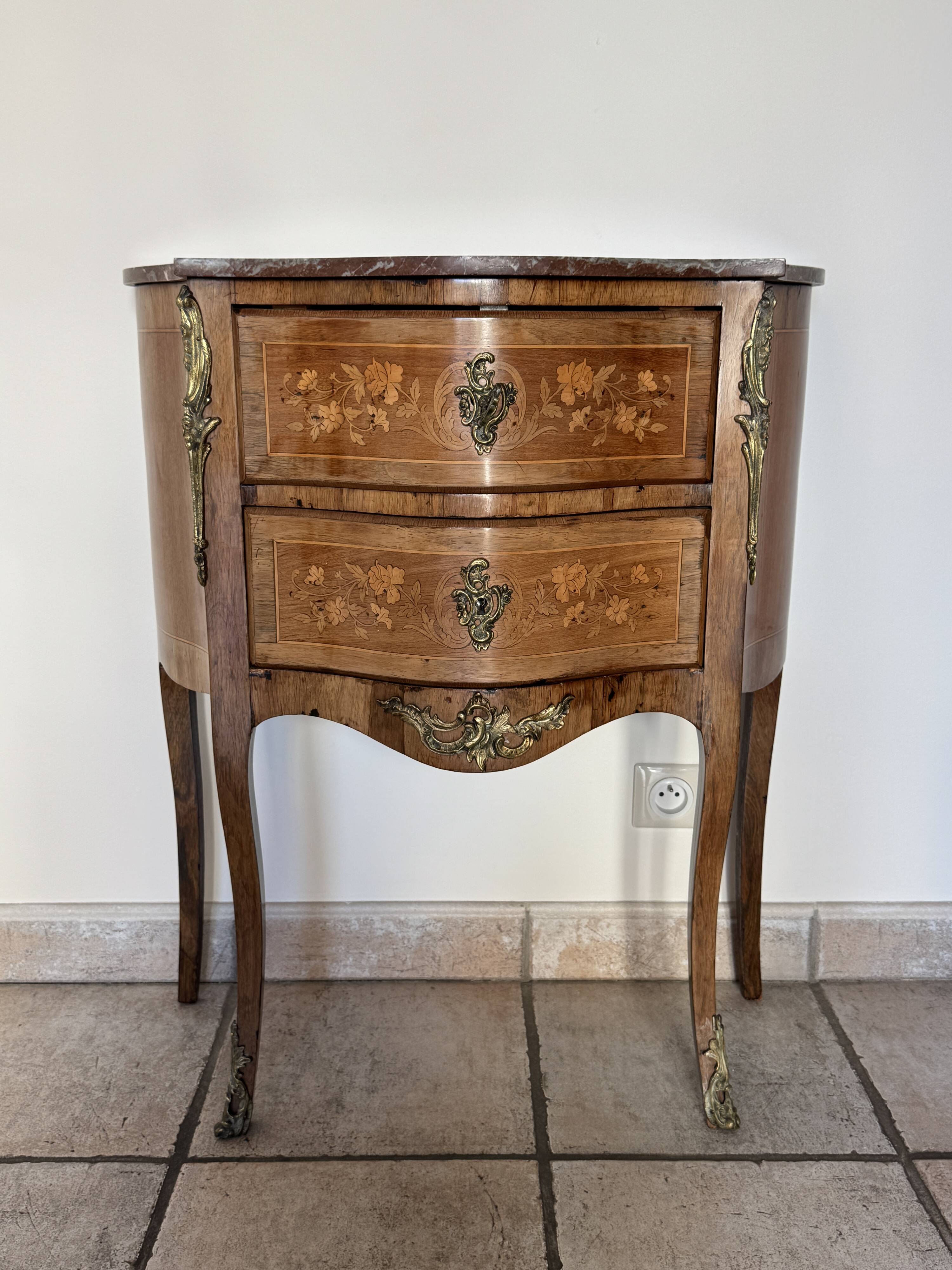 Small curved chest of drawers in Louis XV style