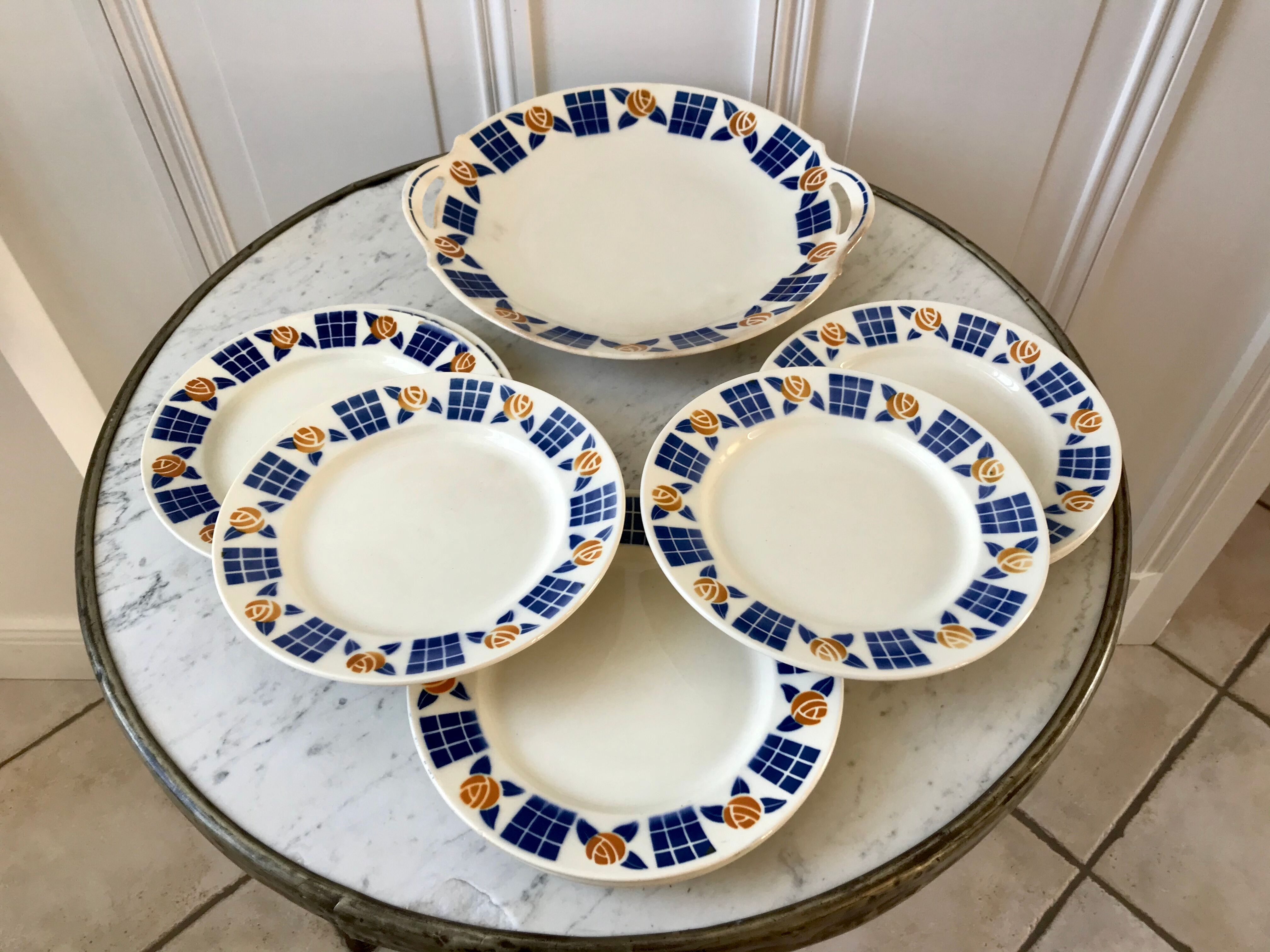 Badonviller dessert service consisting of a cake dish and 10 30s dessert plates