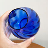Vase en verre rond bleu cobalt avec nervures, verre semi-translucide soufflé à la main