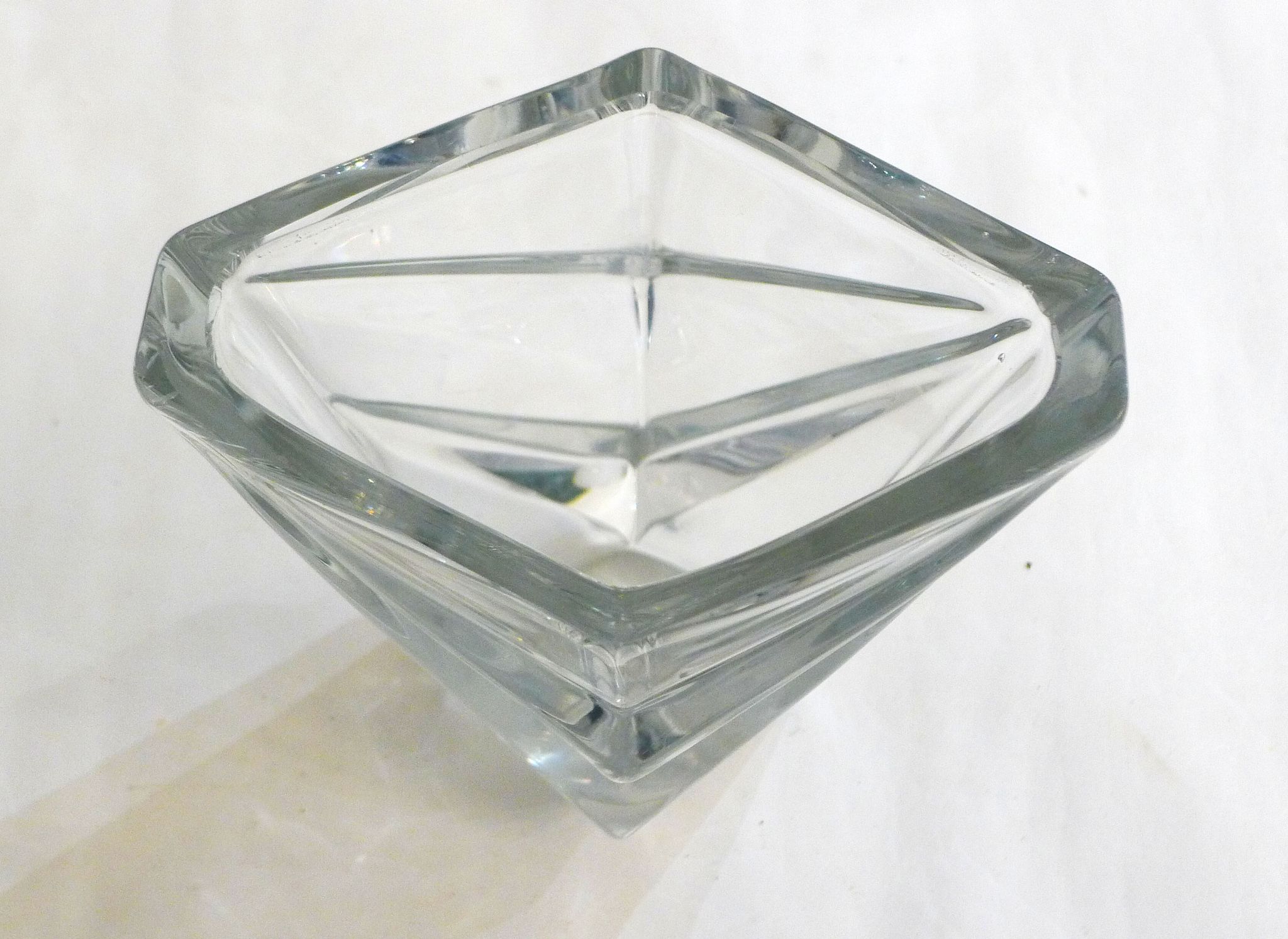 Vase en cristal, relief triangles
