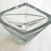 Vase en cristal, relief triangles