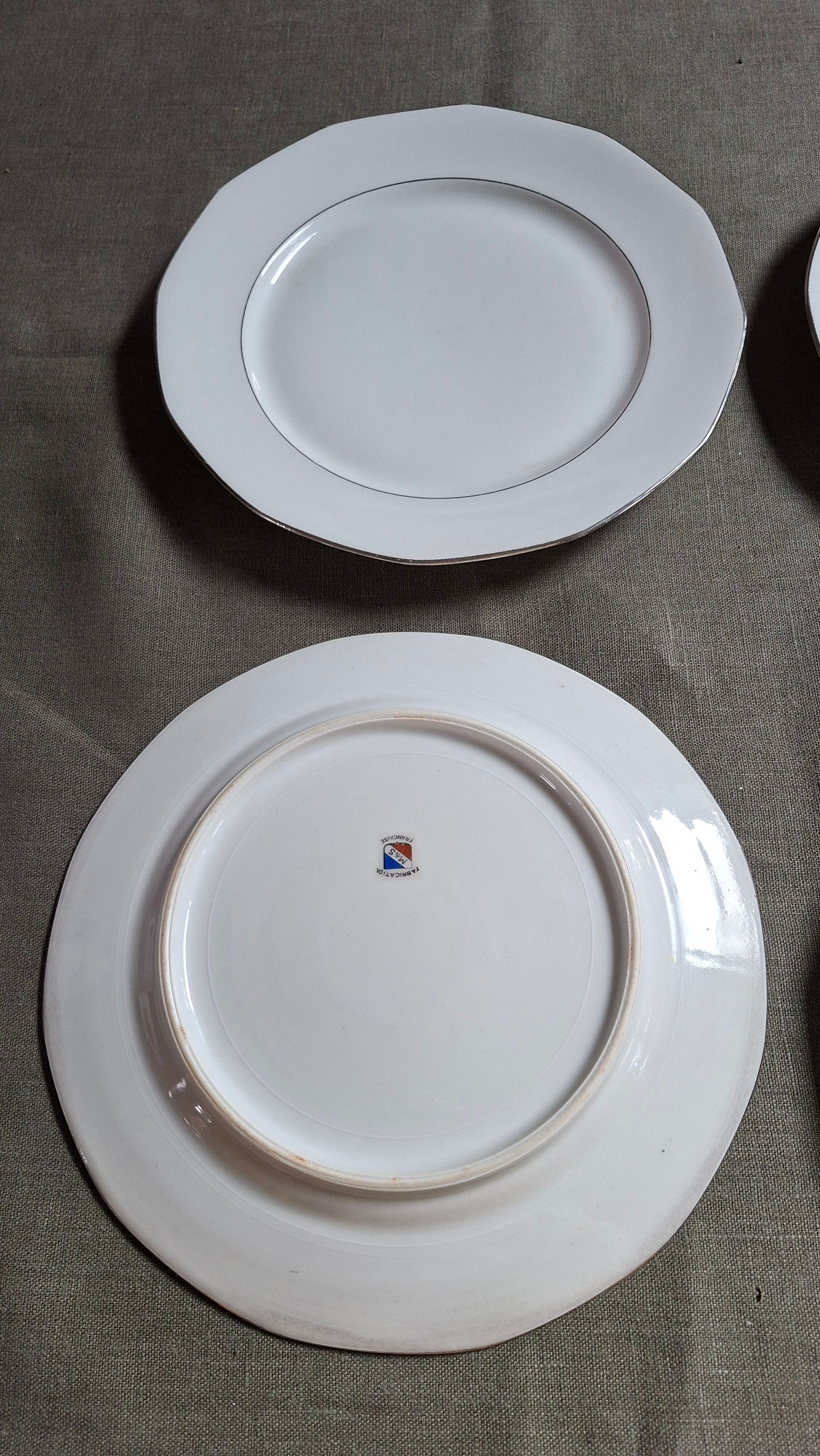 White plates with a rim