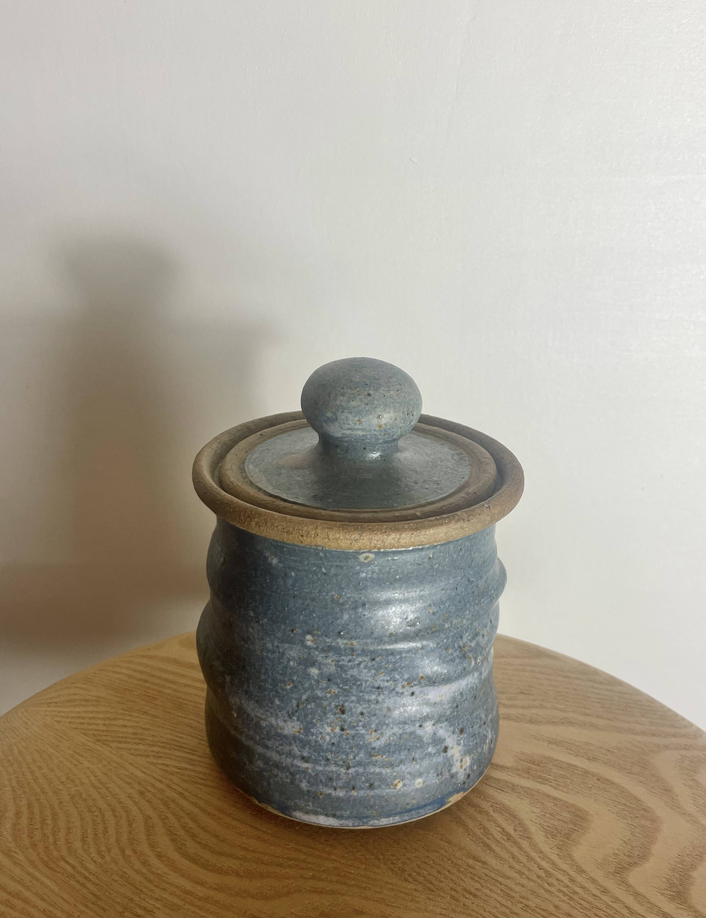Ceramic pot with movement