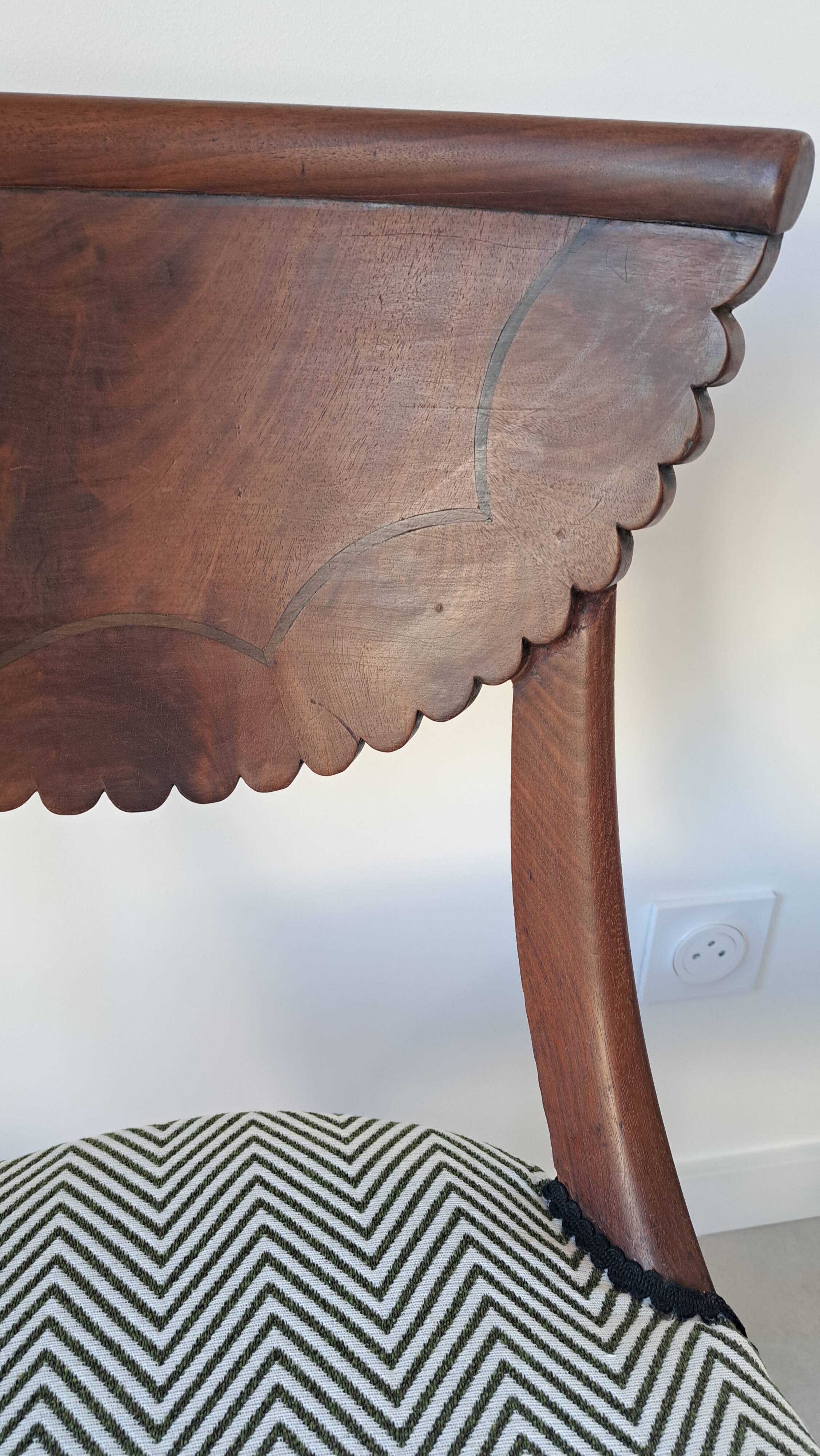 Pair of mahogany gondola chairs – Empire style – 20th century, restored