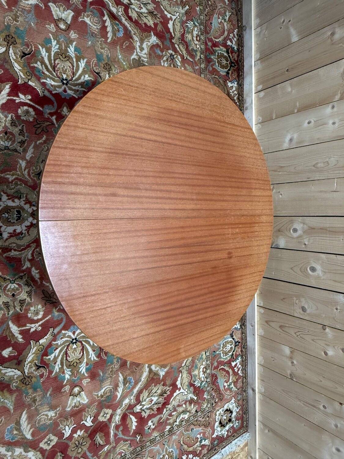 Round dining table with tulip base, 1960s design.
