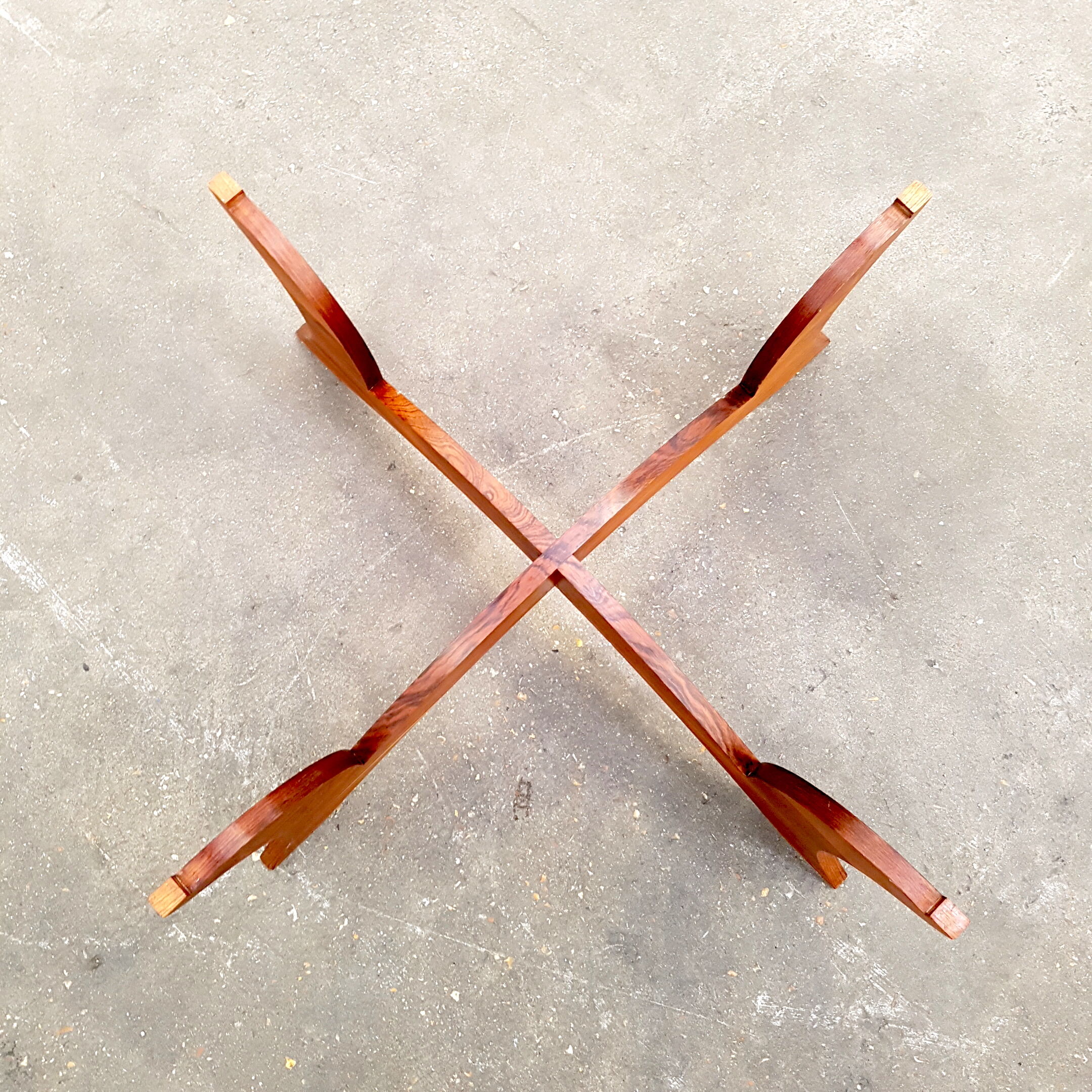 Table low Hugues Poignant base plating wood and smoked glass top