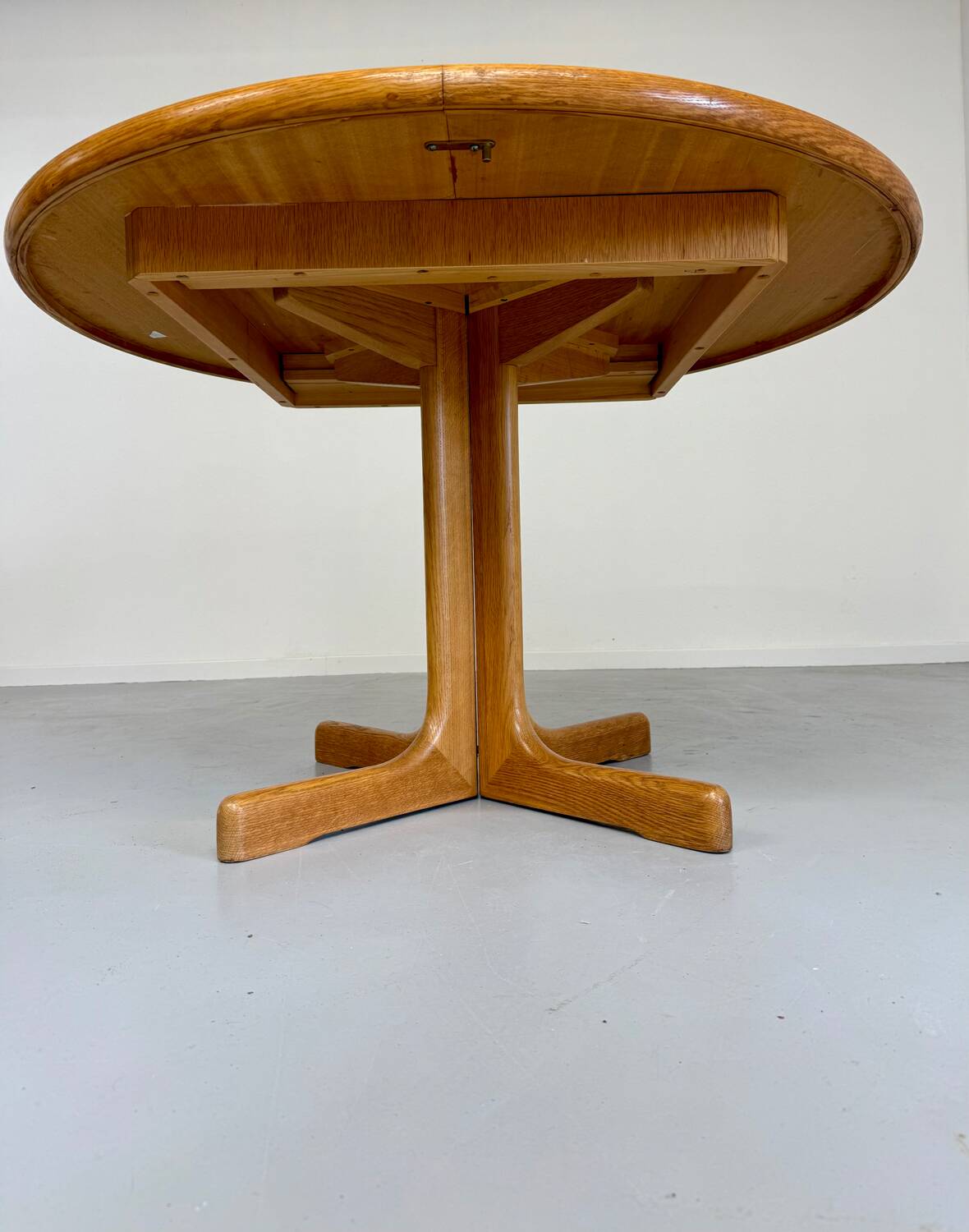 Antique round Scandinavian dining table from the 70s with 1 solid wood extension