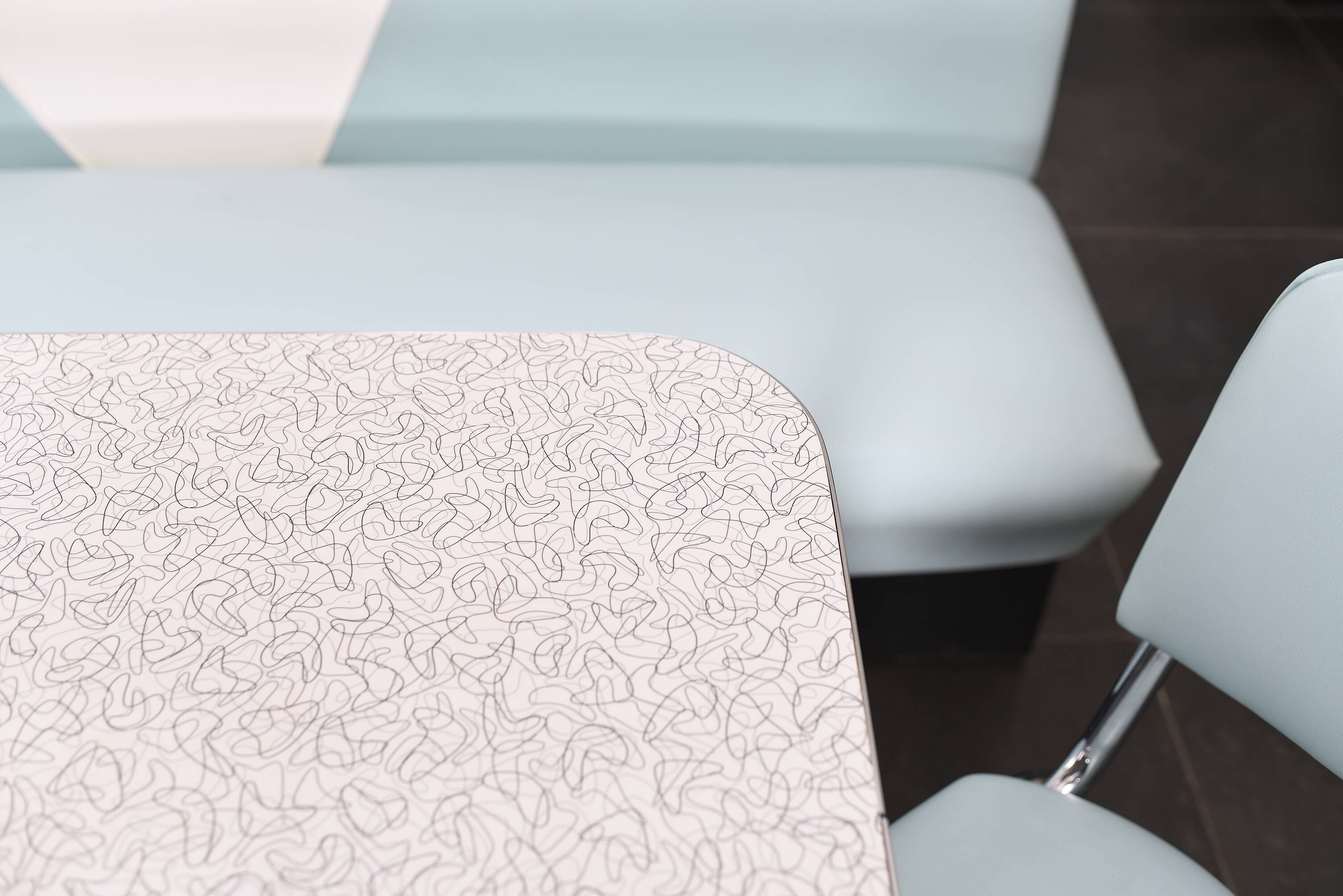 3-seater bench, table and 2 chairs, vintage American dinner style.