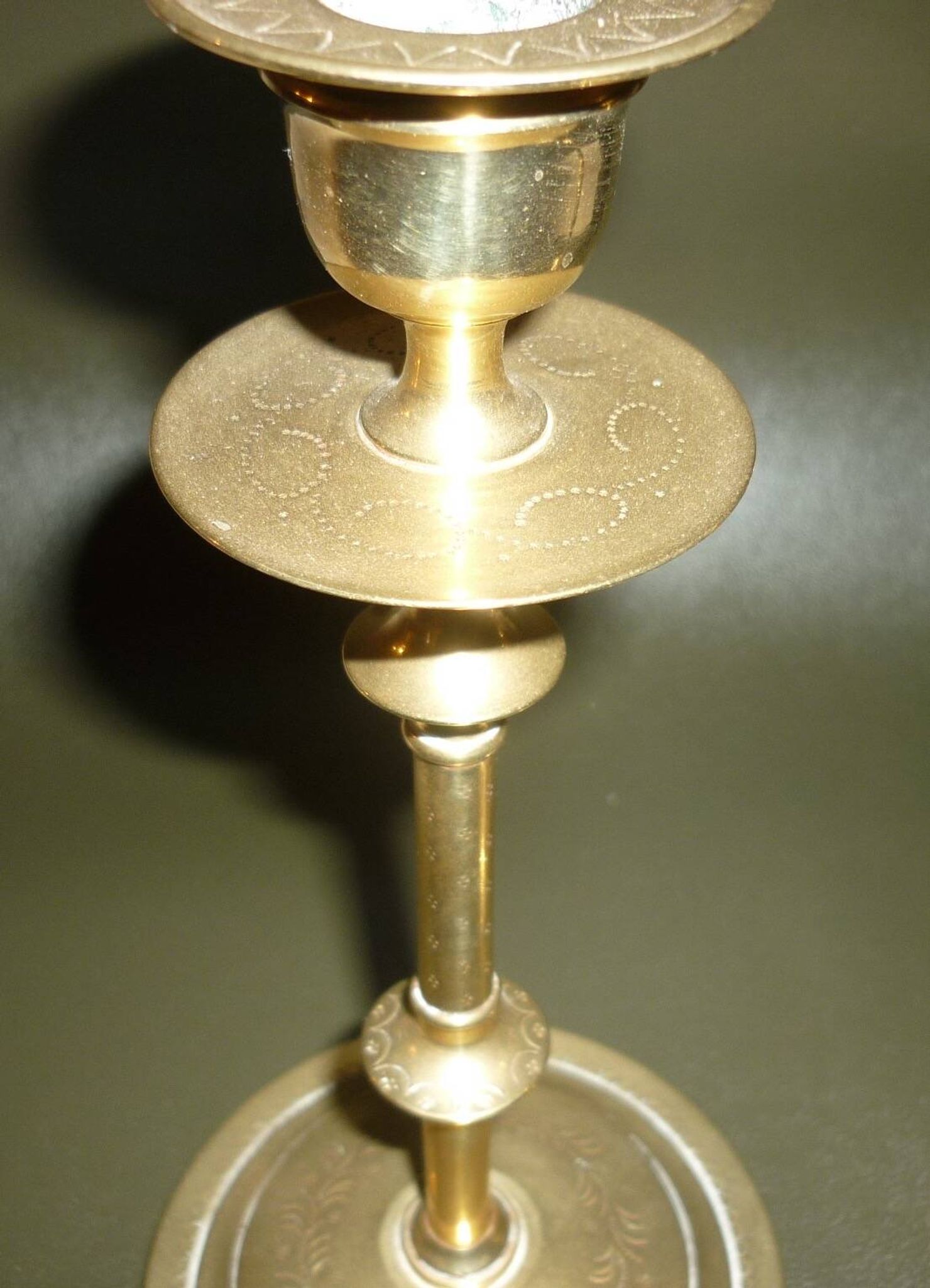 Paire de bougeoirs en laiton doré