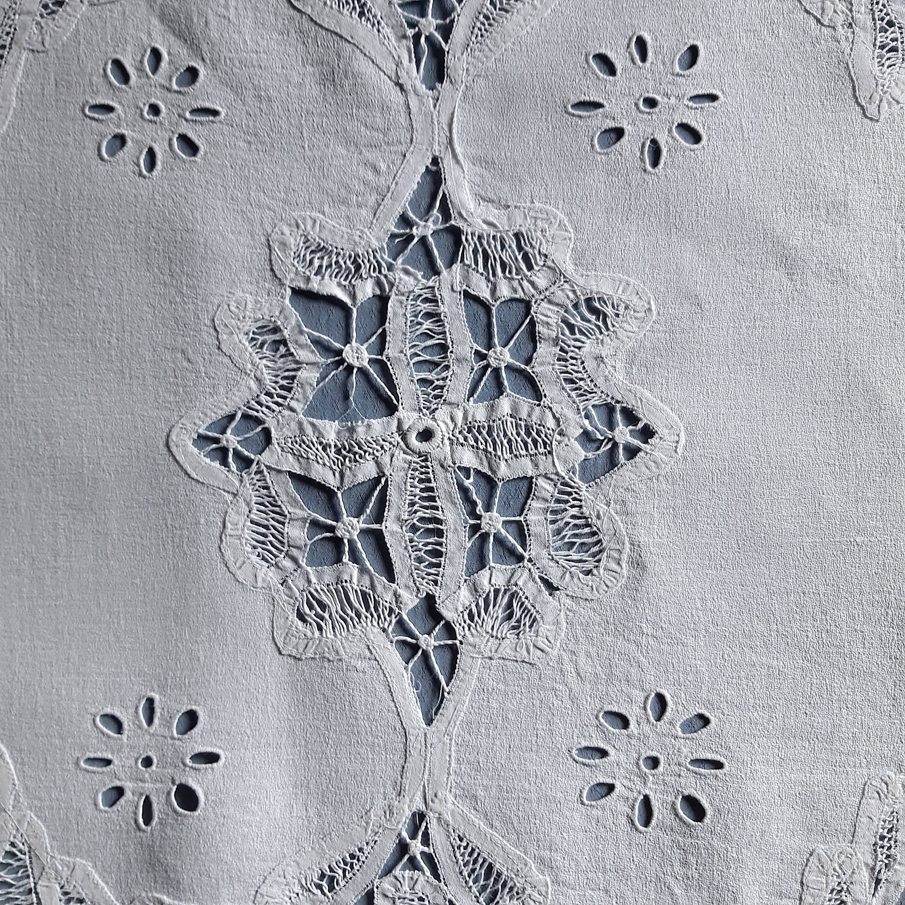 Long centerpiece in luxury lace