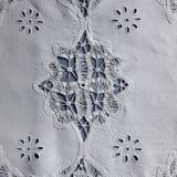 Long centerpiece in luxury lace