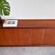 Basse vintage danoise en teck sur plinthe