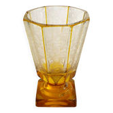 Vase Art Déco gravé de fleurs, panse à facettes sur pied