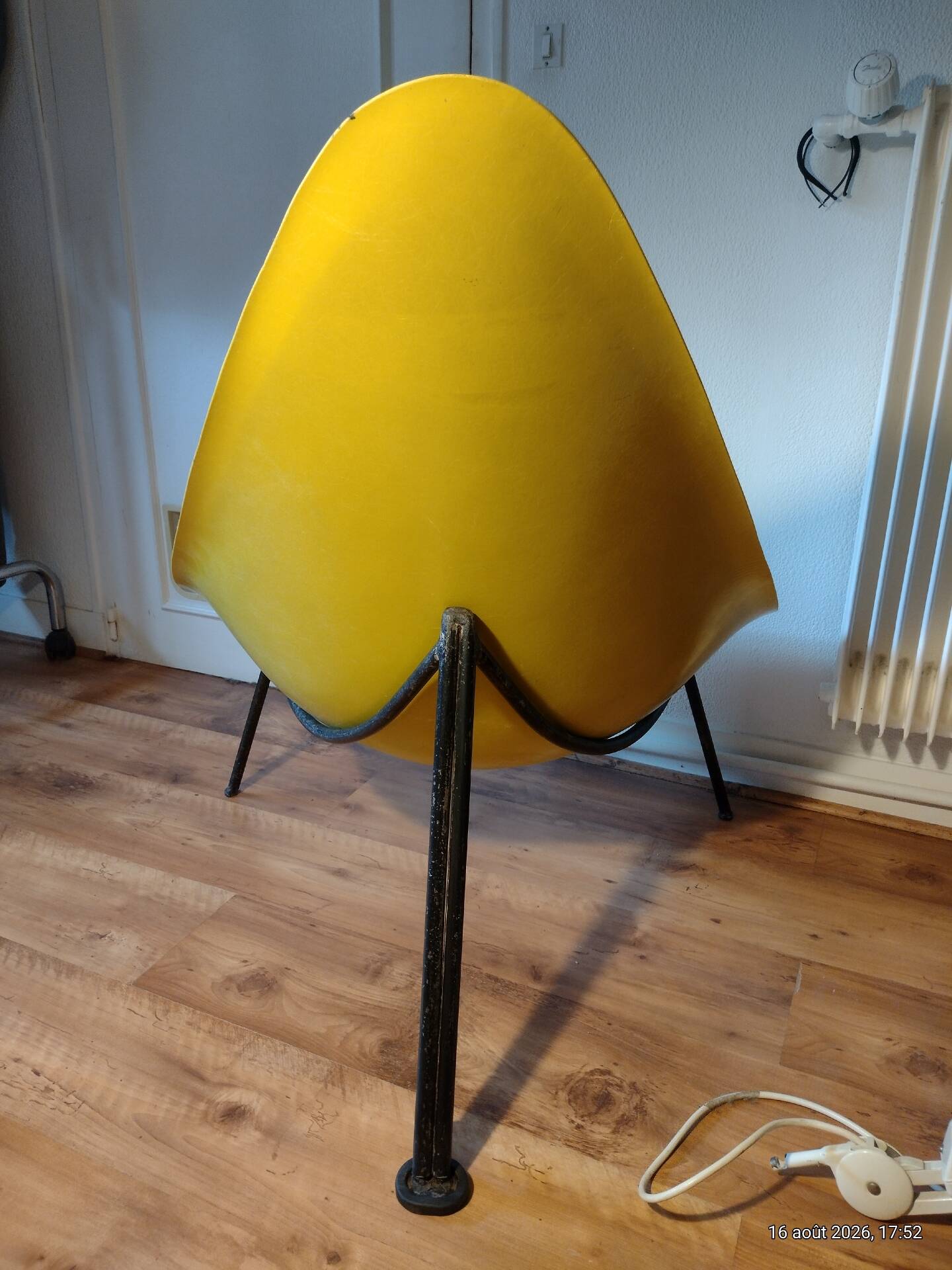 Fauteuil  à piétement tripode en acier laqué. Édité par Merat en 1956.