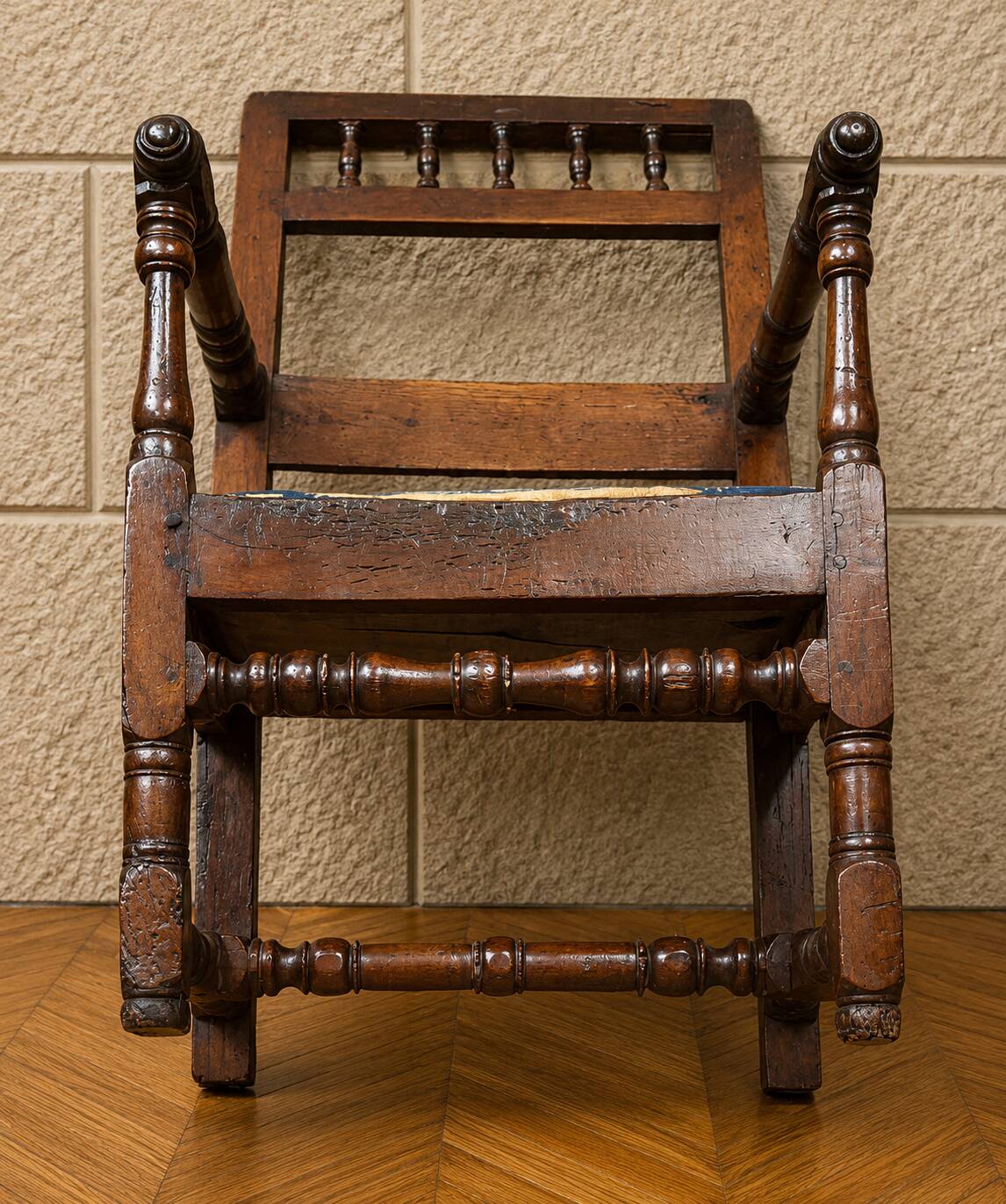 Fauteuil d'époque Louis XIII en noyer vers 1680-1700