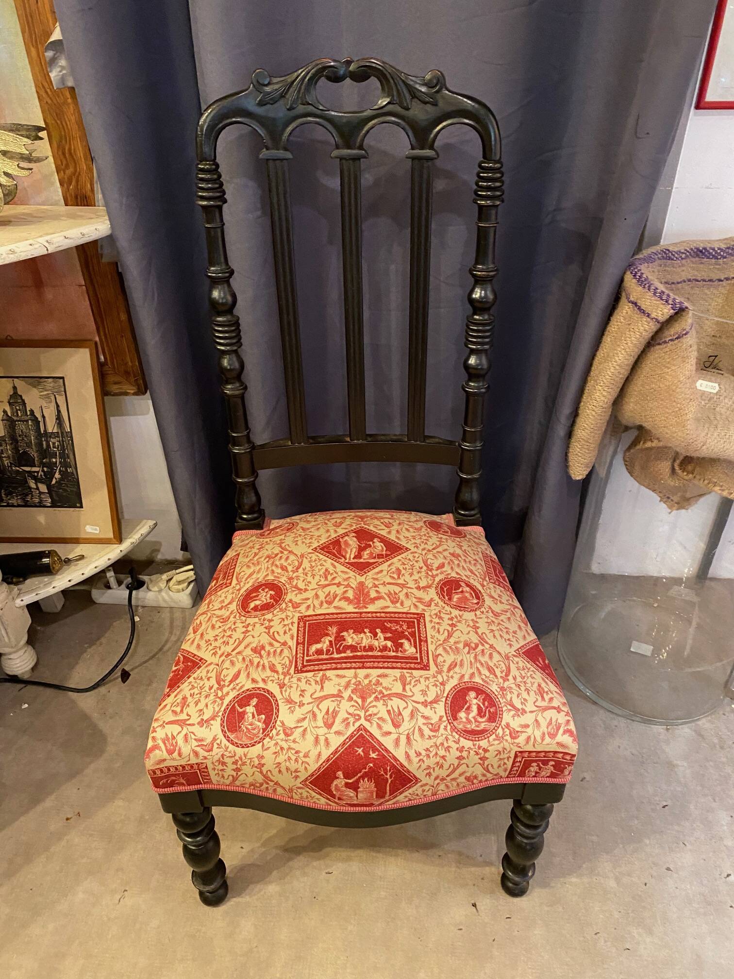 Fireplace or changing chair period 1900 in black lacquered wood and printed fabric