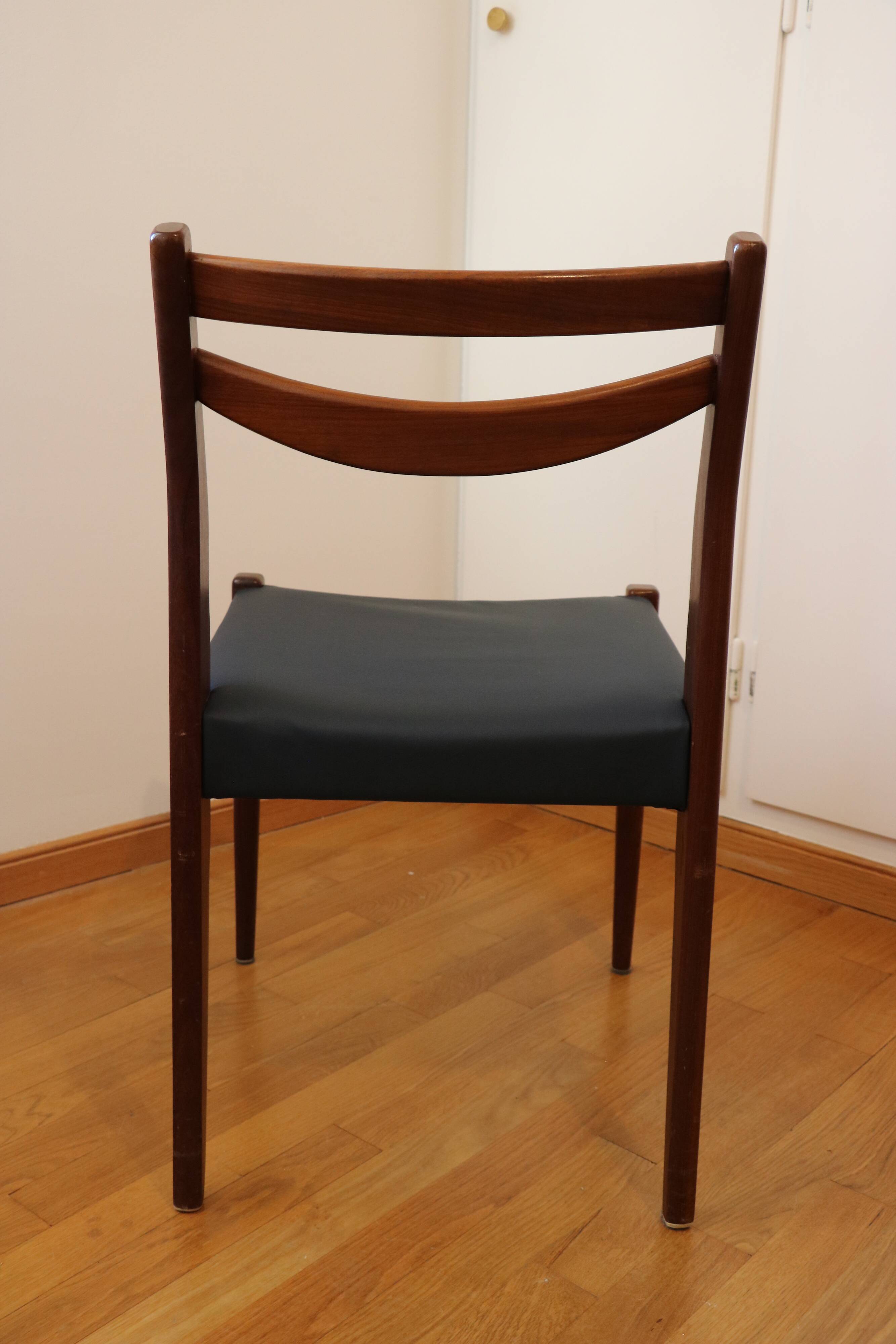 4 Scandinavian chairs in wood and faux leather, 1970.