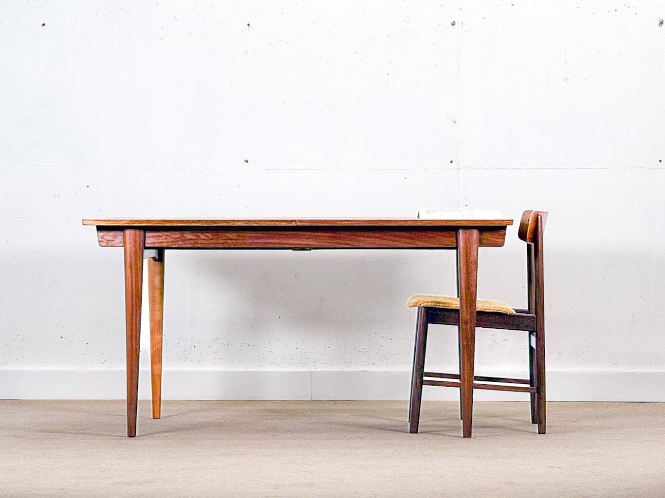 Table à manger extensible de style mid-century par A. Younger 1960