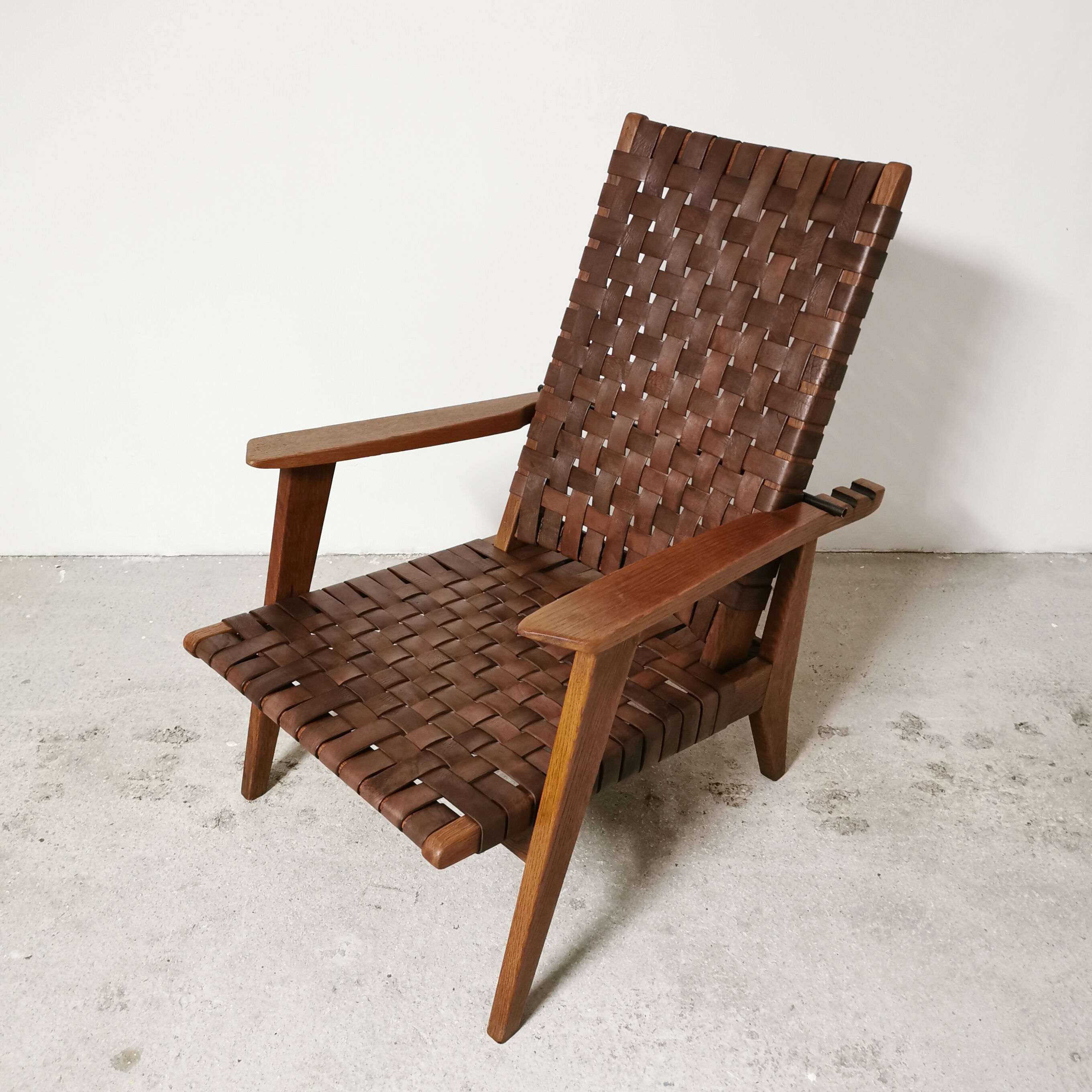 Fauteuil reconstruction en chêne et cuir, 1950