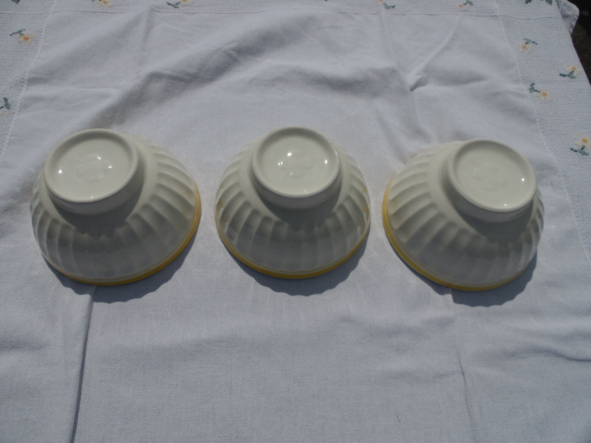 3 bowls faience yellow edging