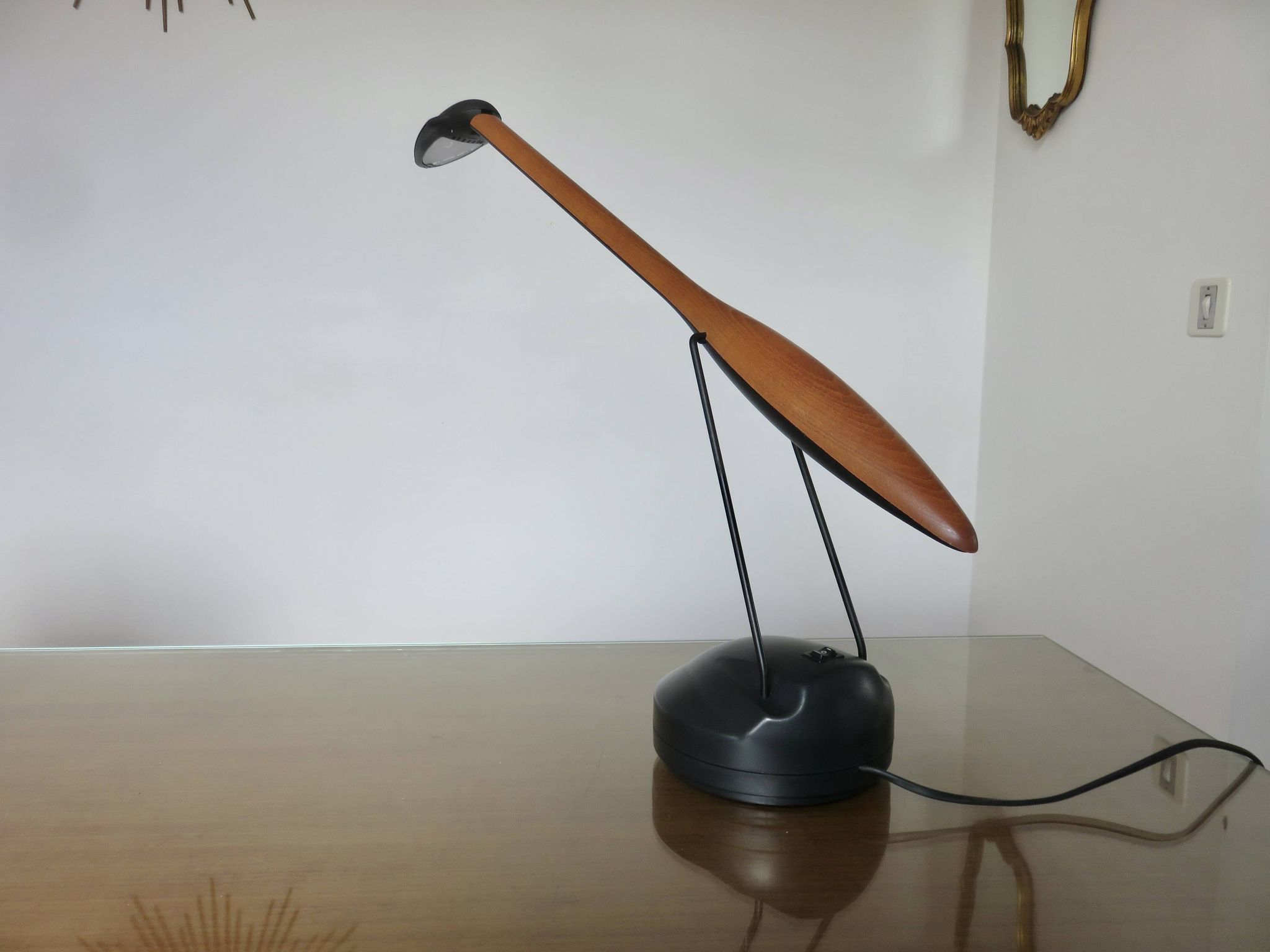 Lampe de bureau zoomorphe en merisier et polycarbonate