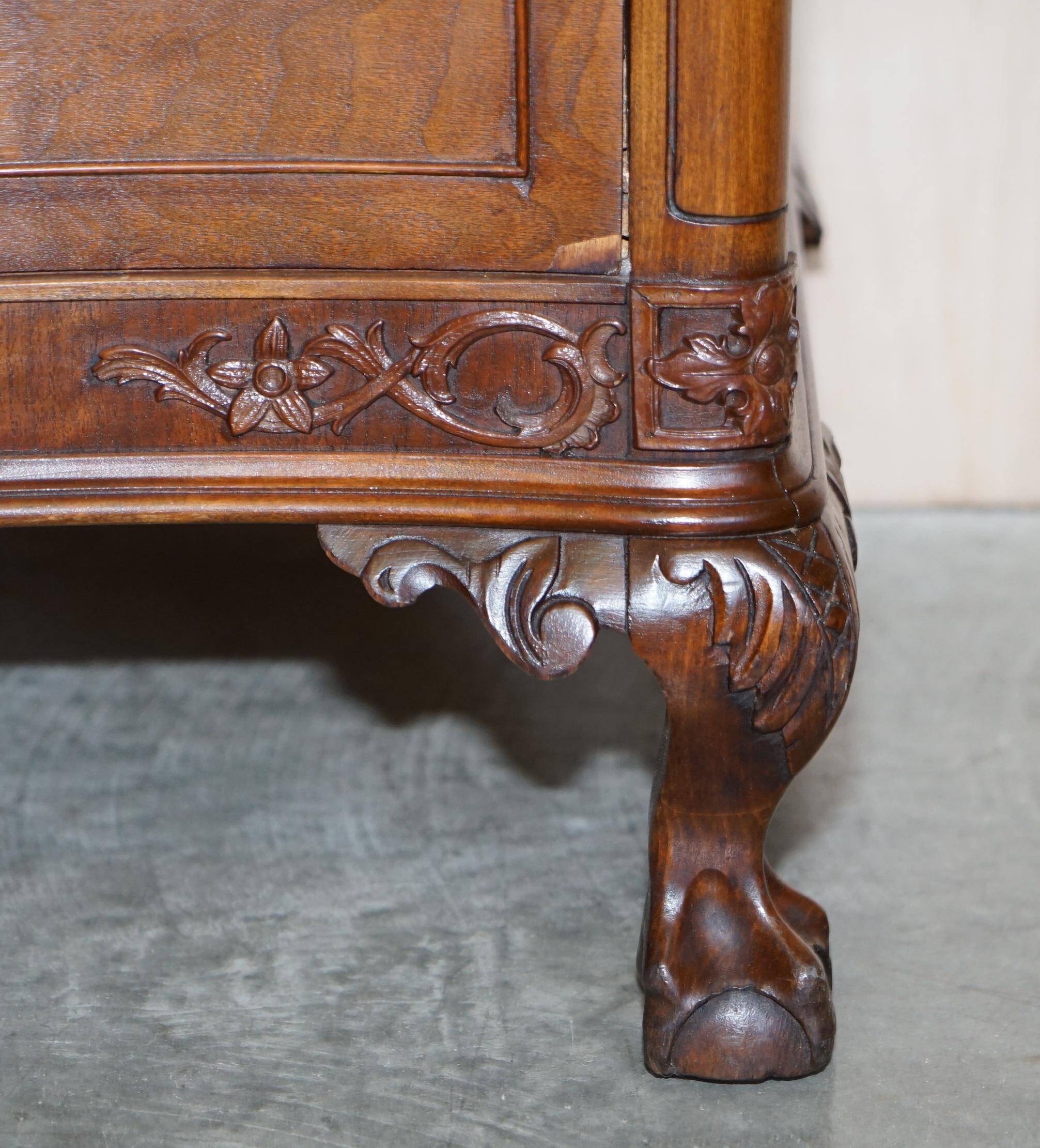 Commode Victorienne Tardive en Bois Dur Pieds Griffe et Boule
