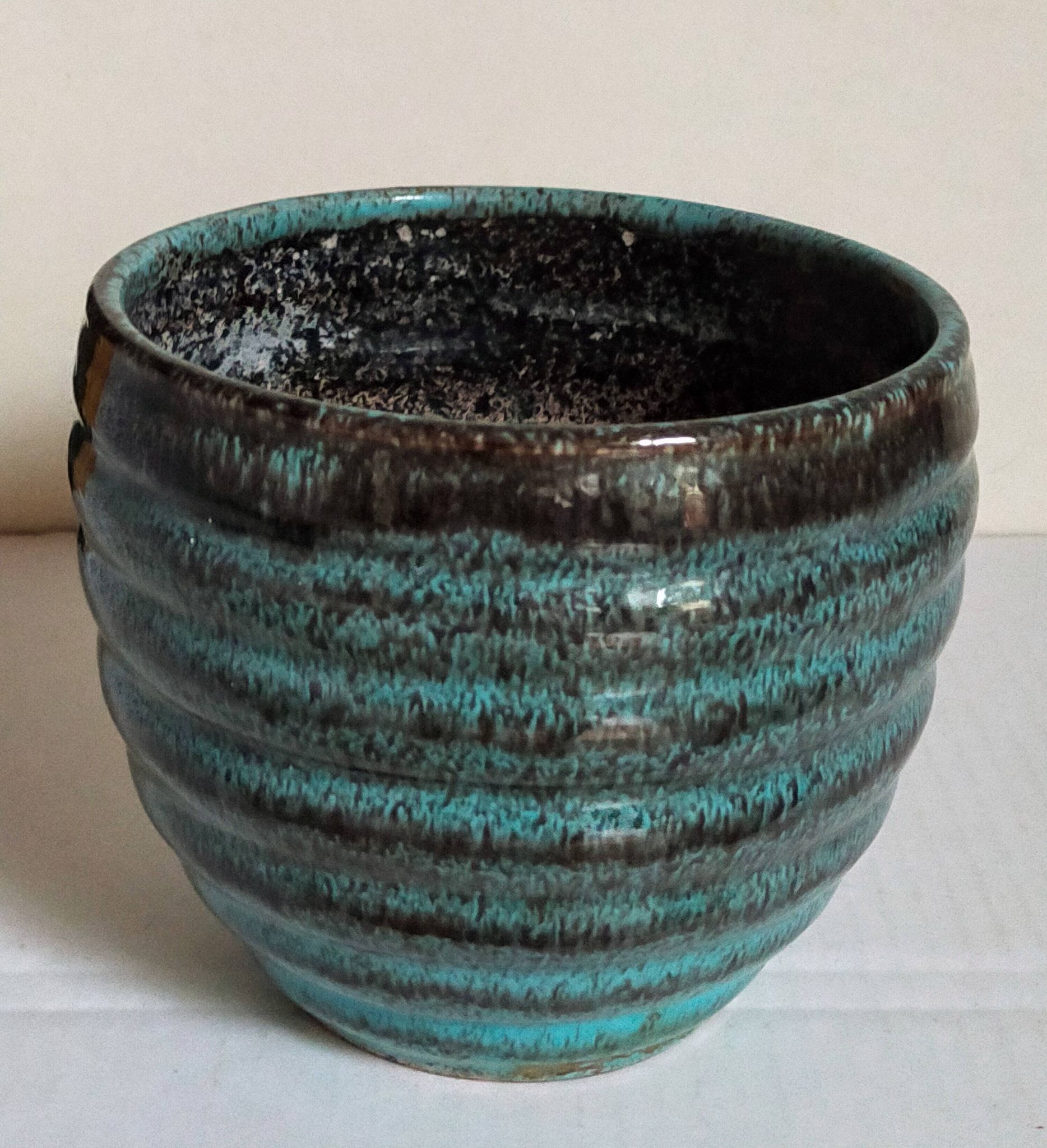 Ceramic planter with speckled enamel gadroons from the 1940s