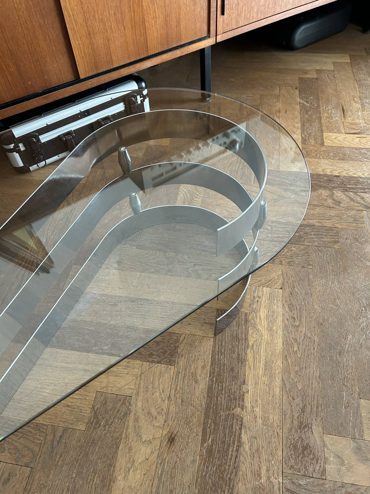 Table basse ovale design années 70 en verre et pieds chromé « S »