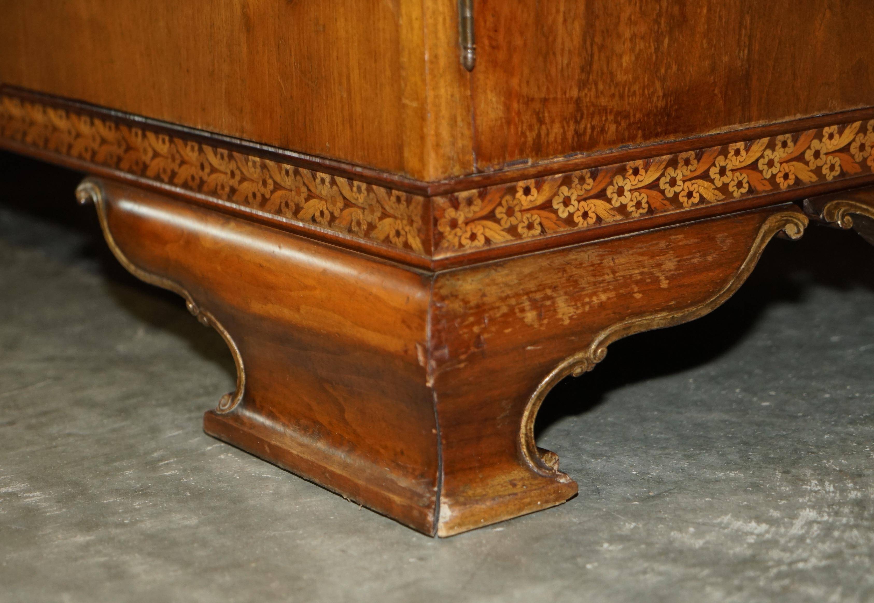 Armoire triple en placage de noyer Waring & Gillow