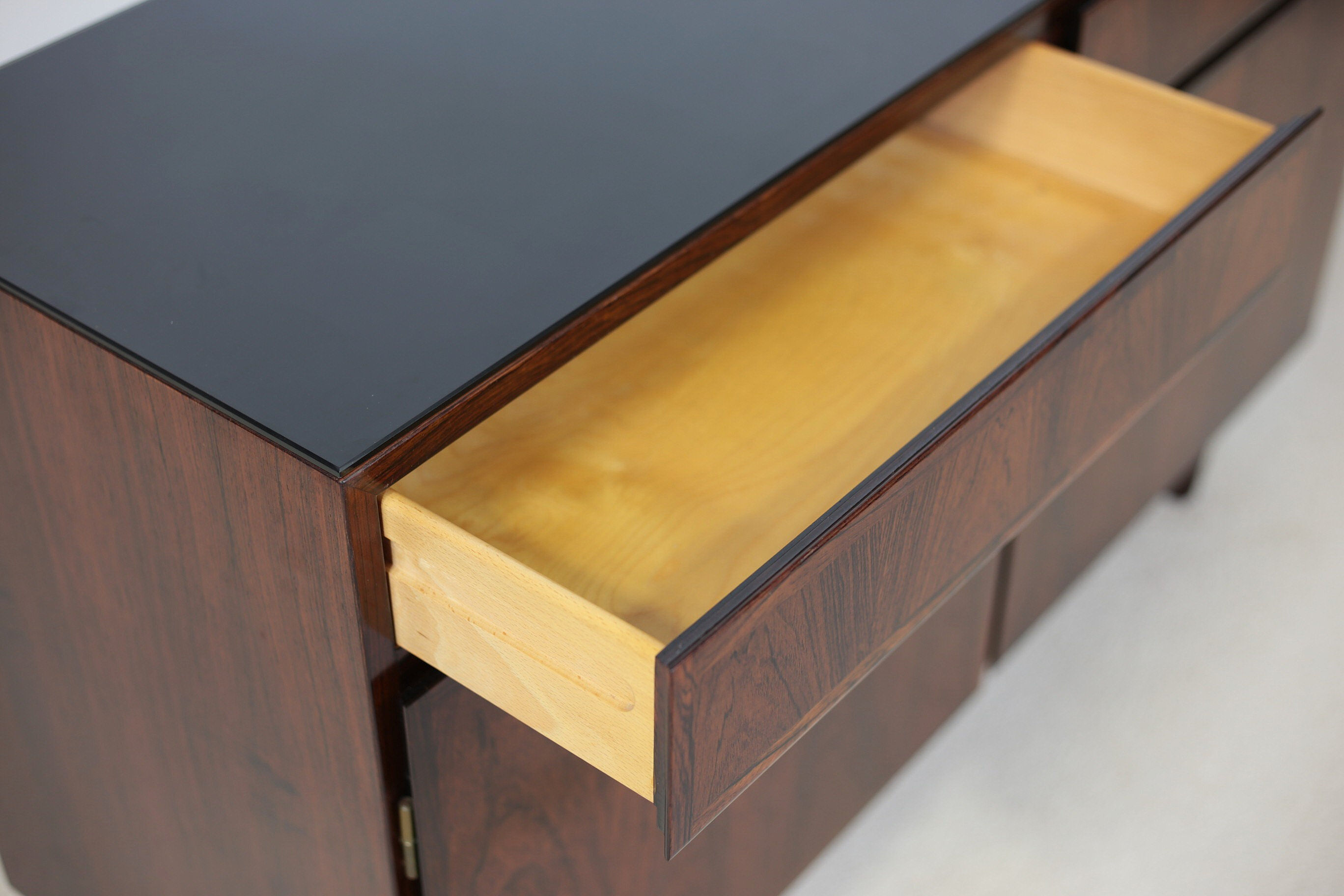 Omann Jun buffet in rosewood